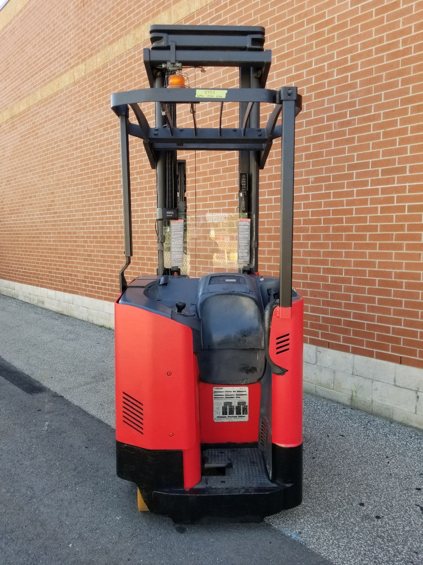 RAYMOND (2004) 7400-R45TT 36V ELECTRIC REACH TRUCK WITH 4500 LB. CAPACITY, 268" MAX. VERTICAL - Image 3 of 4