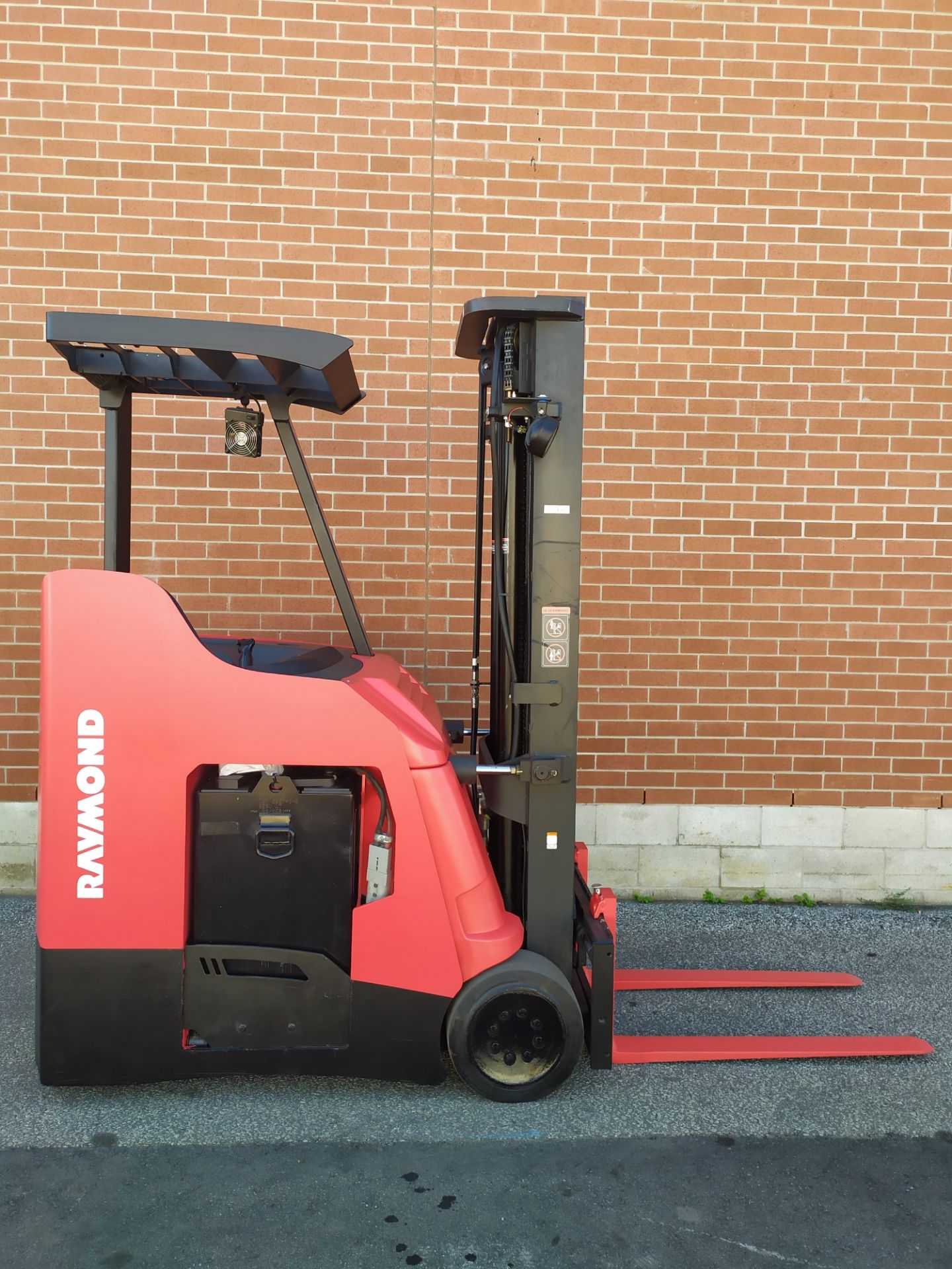 RAYMOND (2016) 4250-C40TT 36V ELECTRIC REACH TRUCK WITH 4000 LB. CAPACITY, 224" MAX. VERTICAL - Image 3 of 7