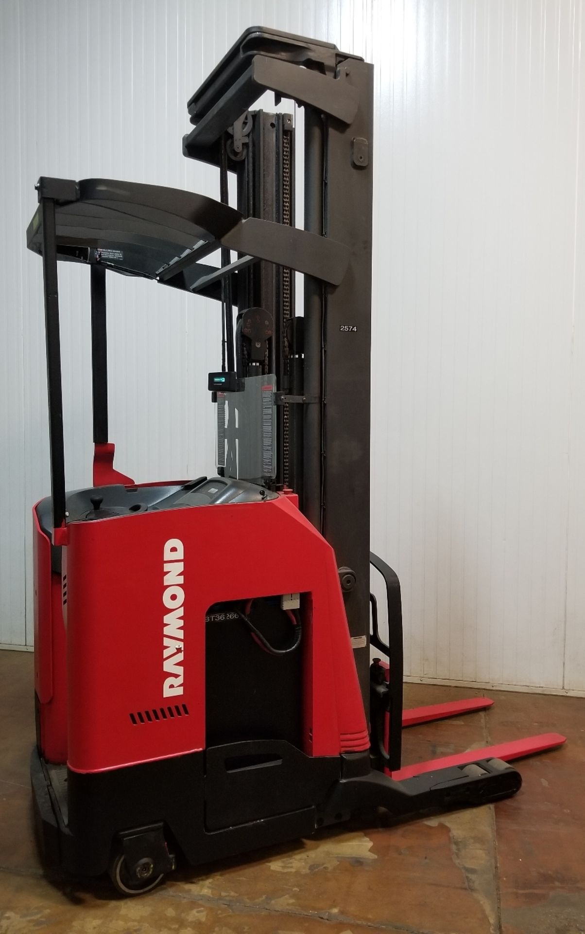 RAYMOND (2006) 740-R35TT 36V ELECTRIC REACH TRUCK WITH 3500 LB. CAPACITY, 271" MAX. VERTICAL LIFT,