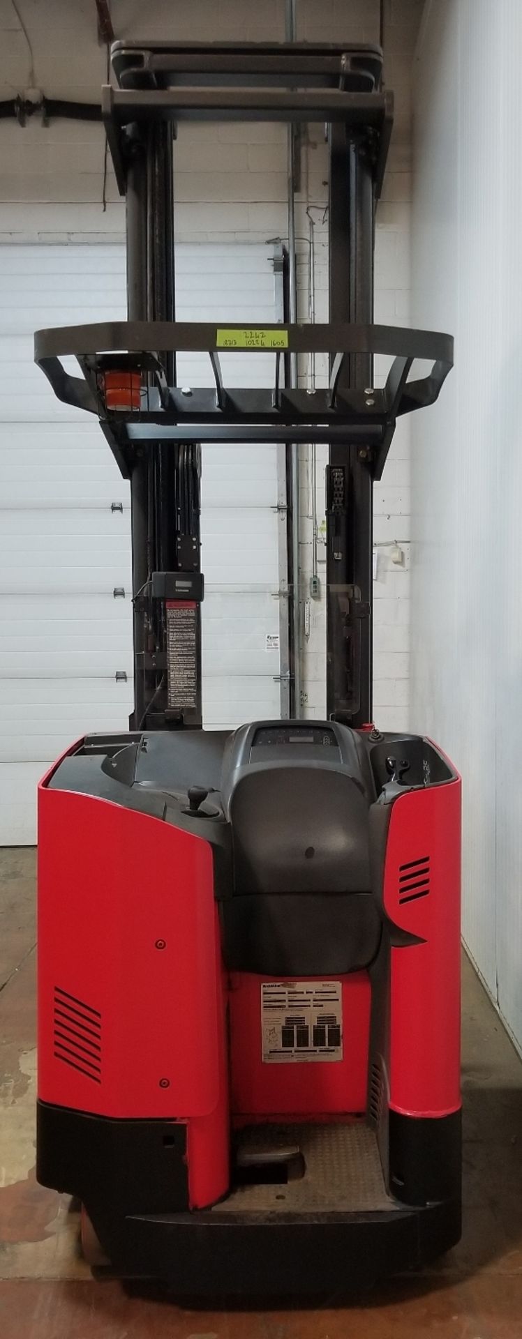 RAYMOND (2006) 7400-35RTT 36V ELECTRIC REACH TRUCK WITH 3500 LB. CAPACITY, 300" MAX. VERTICAL LIFT - Image 4 of 8