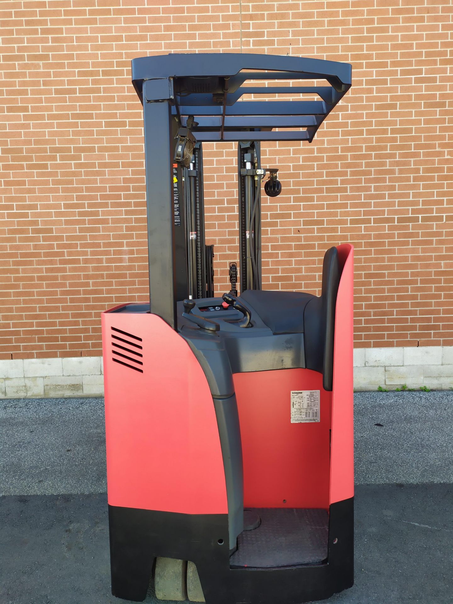 RAYMOND (2016) 4250-C40TT 36V ELECTRIC REACH TRUCK WITH 4000 LB. CAPACITY, 224" MAX. VERTICAL - Image 6 of 7