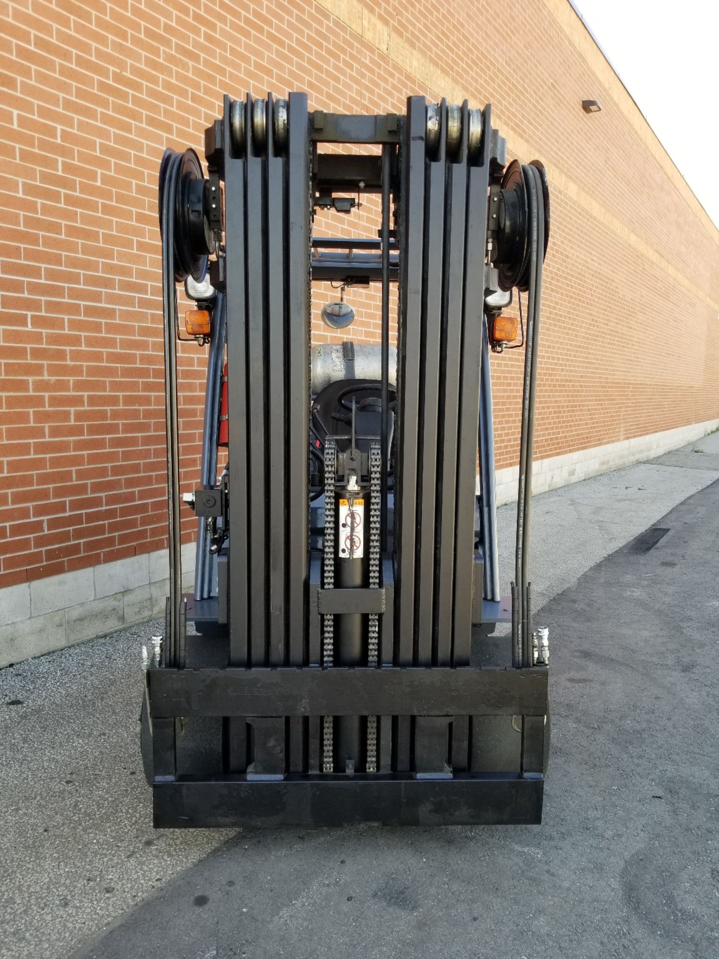 TOYOTA (2015) 8FGC45U LPG FORKLIFT WITH 10,000 LB. CAPACITY, 252" MAX. VERTICAL LIFT, SIDE SHIFT, - Image 3 of 6