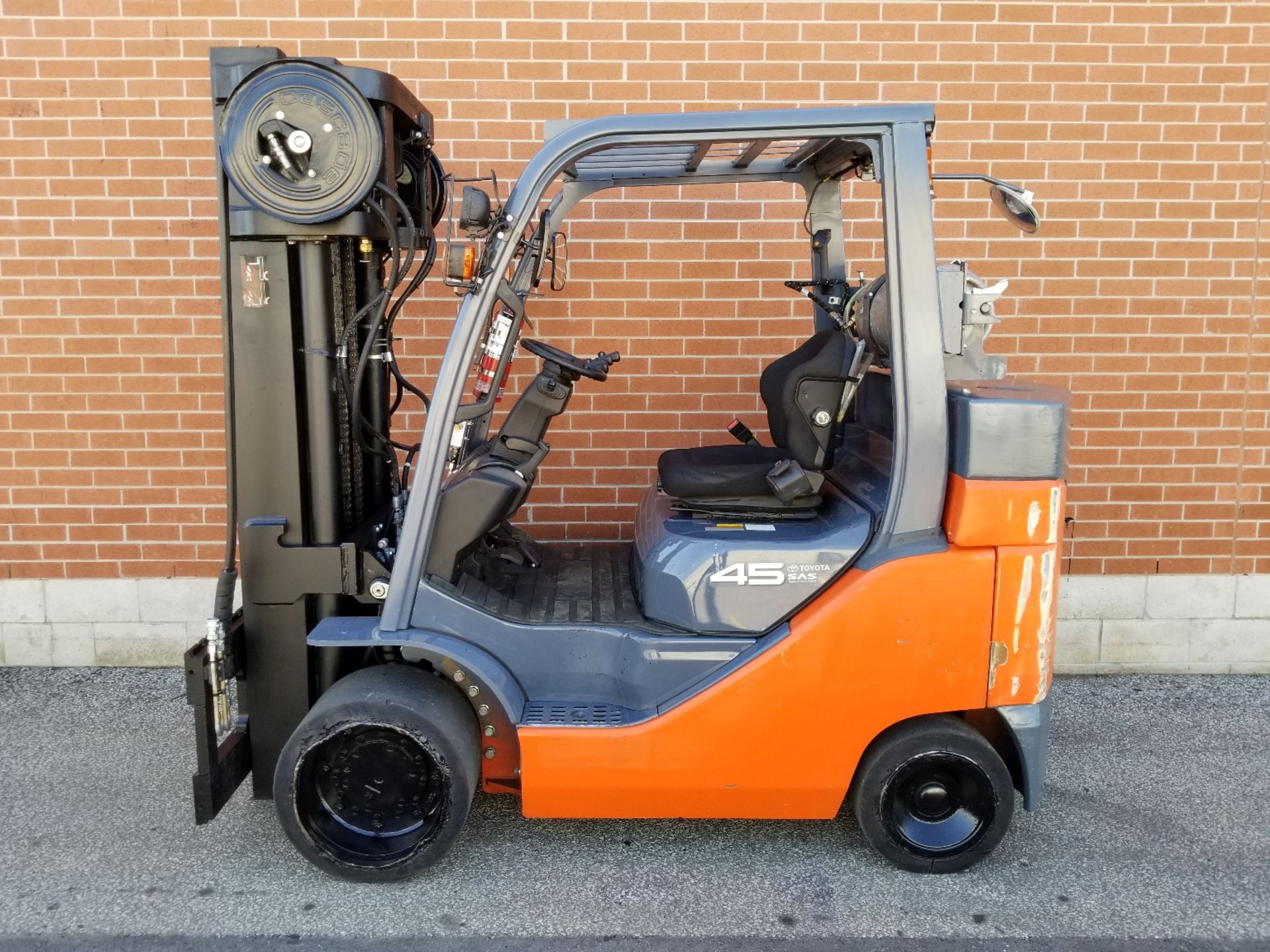 TOYOTA (2015) 8FGC45U LPG FORKLIFT WITH 10,000 LB. CAPACITY, 252" MAX. VERTICAL LIFT, SIDE SHIFT,