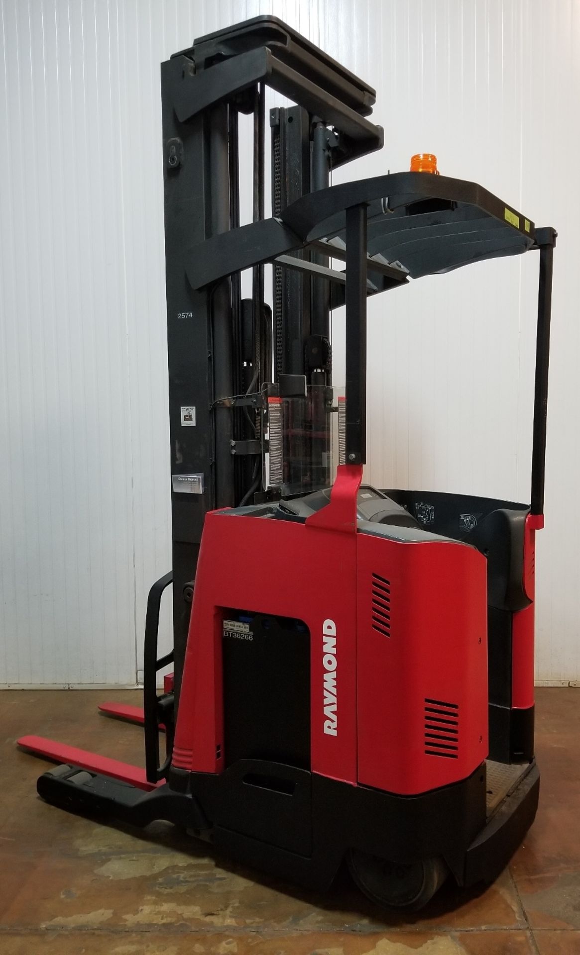 RAYMOND (2006) 740-R35TT 36V ELECTRIC REACH TRUCK WITH 3500 LB. CAPACITY, 271" MAX. VERTICAL LIFT, - Image 2 of 8