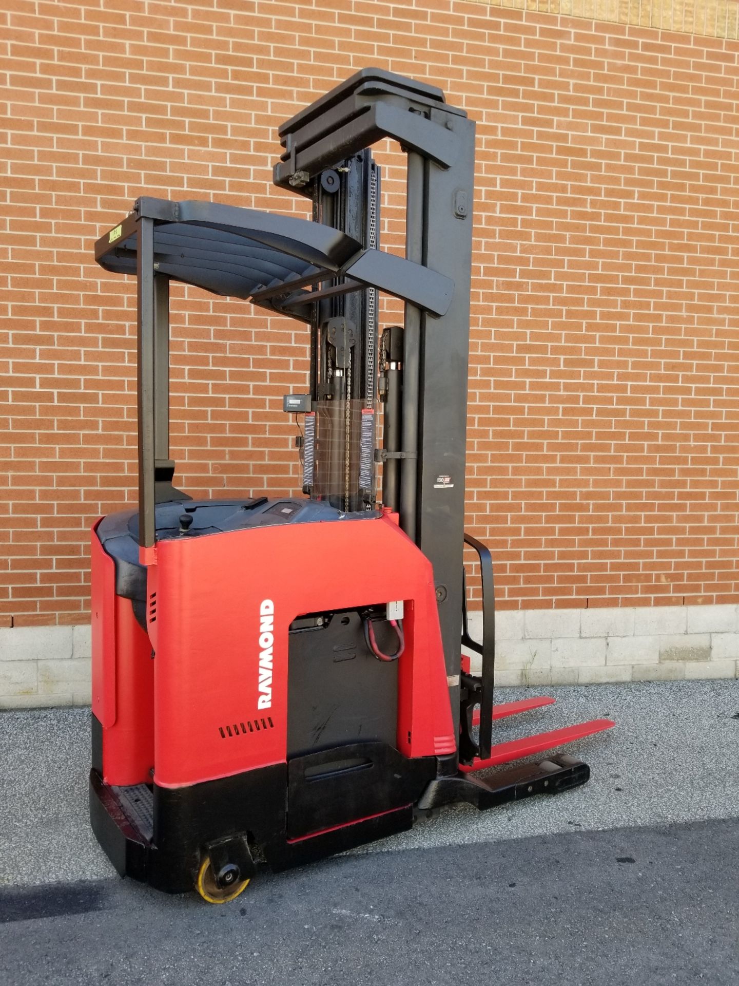 RAYMOND (2004) 7400-R45TT 36V ELECTRIC REACH TRUCK WITH 4500 LB. CAPACITY, 268" MAX. VERTICAL - Image 2 of 4