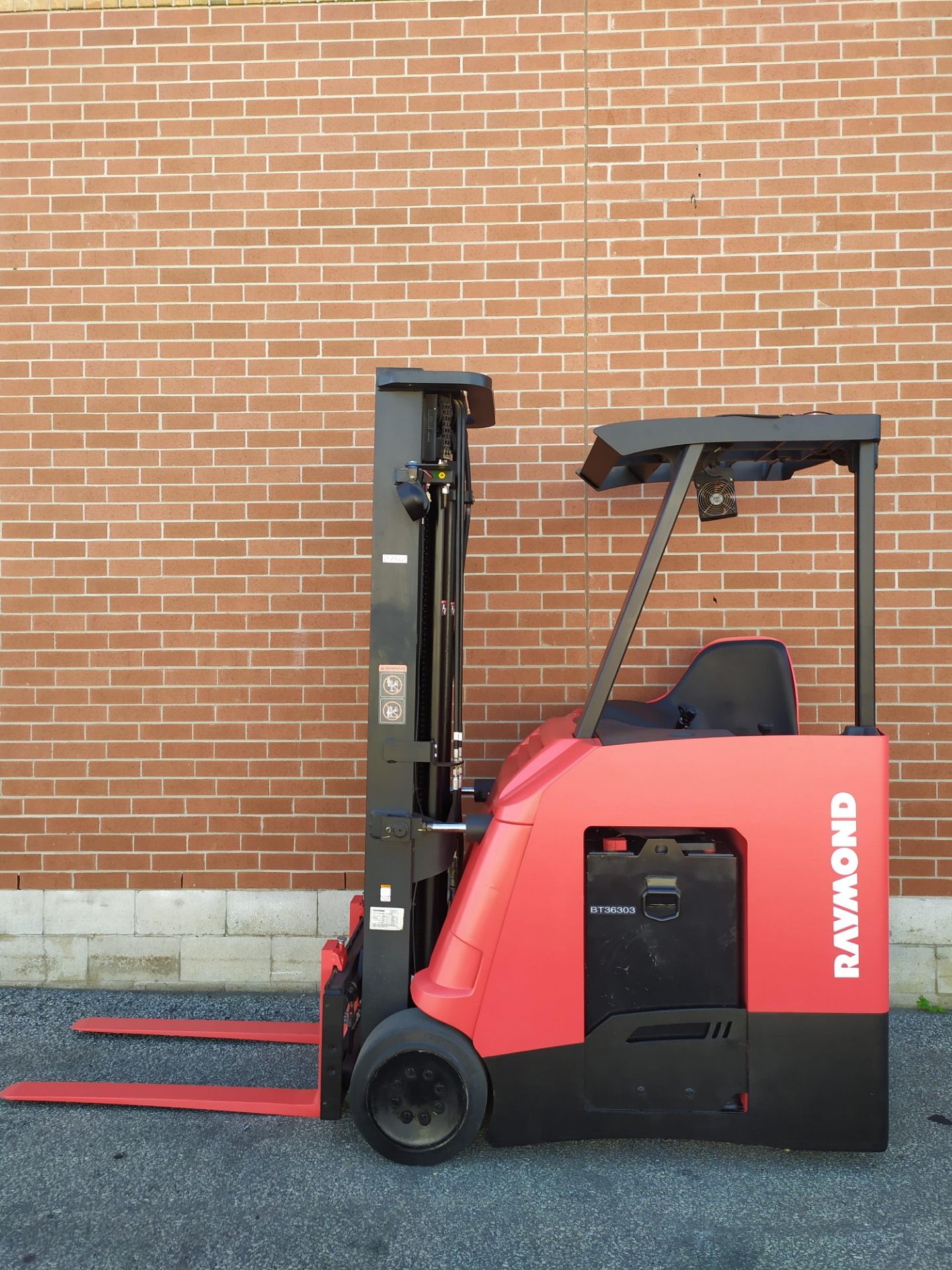 RAYMOND (2016) 4250-C40TT 36V ELECTRIC REACH TRUCK WITH 4000 LB. CAPACITY, 224" MAX. VERTICAL - Image 2 of 7