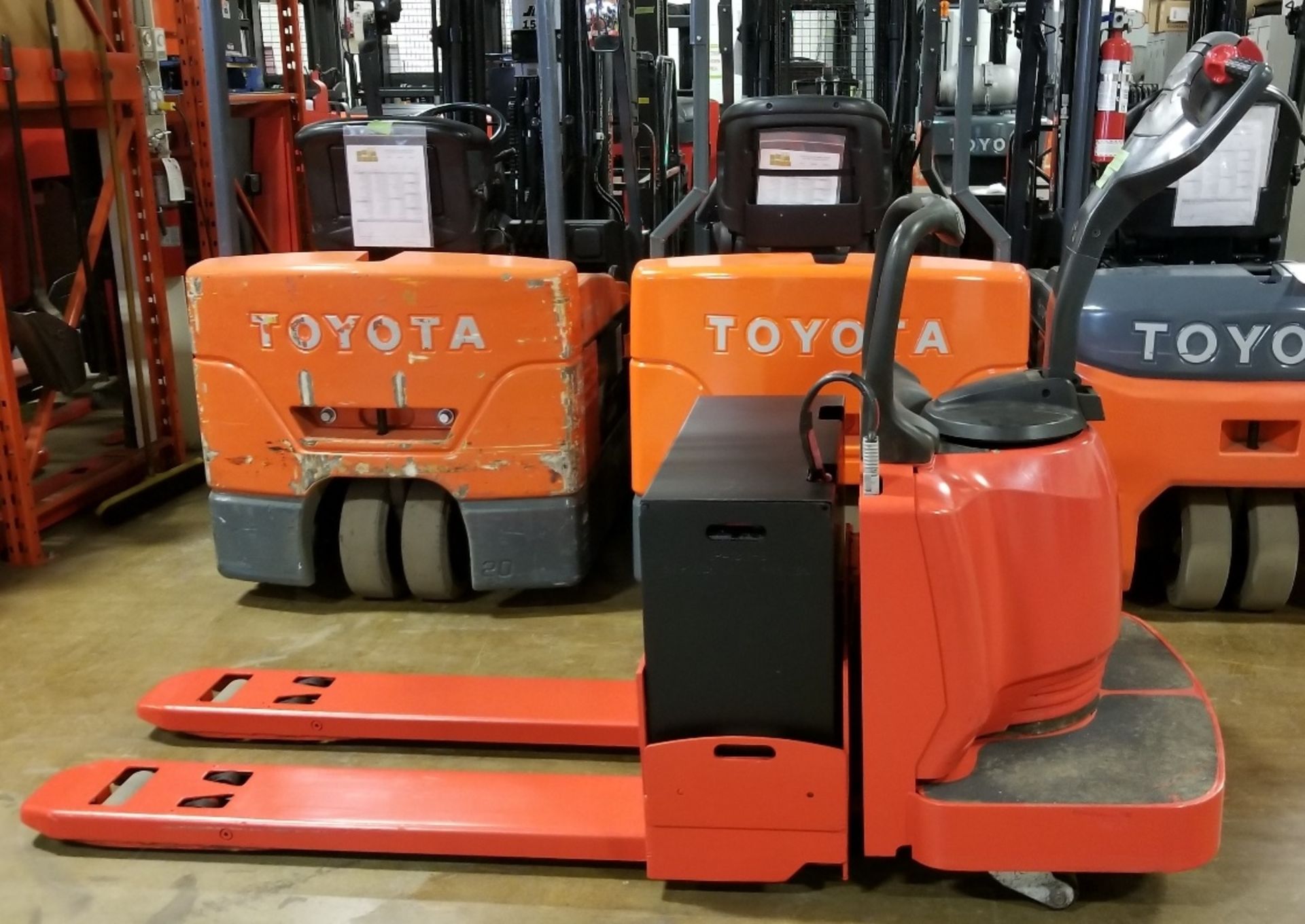 RAYMOND (2006) 8400 24V ELECTRIC RIDE-ON PALLET JACK WITH 6000 LB. CAPACITY, 4583 DRIVE HOURS (