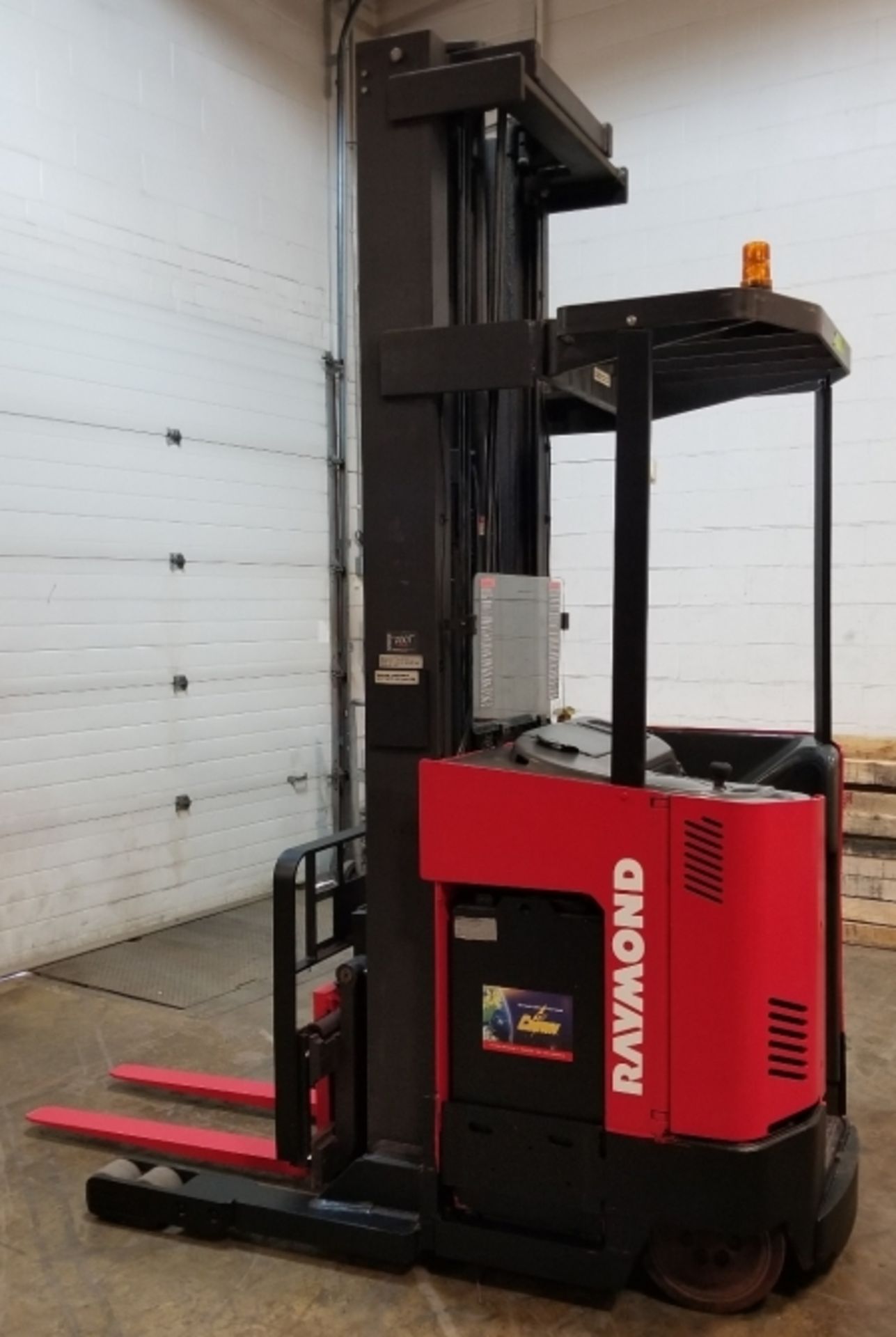 RAYMOND (1998) EZ-R40TT 36V ELECTRIC REACH TRUCK WITH 4000 LB. CAPACITY, 268" MAX. VERTICAL LIFT, - Image 2 of 5