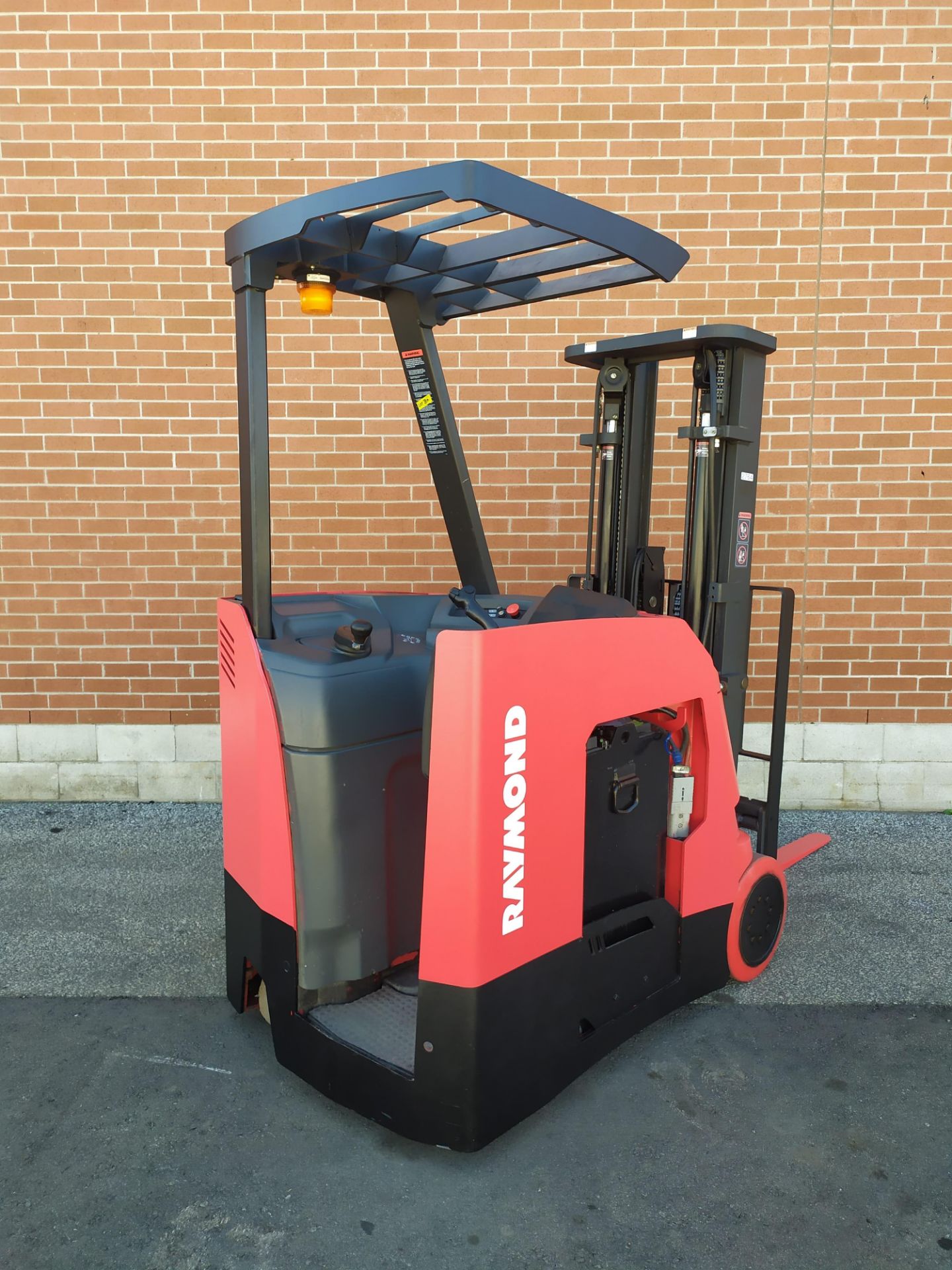 RAYMOND (2013) 4250 36V ELECTRIC REACH TRUCK WITH 3000 LB. CAPACITY, 191" MAX. VERTICAL LIFT, 11,224 - Image 5 of 7