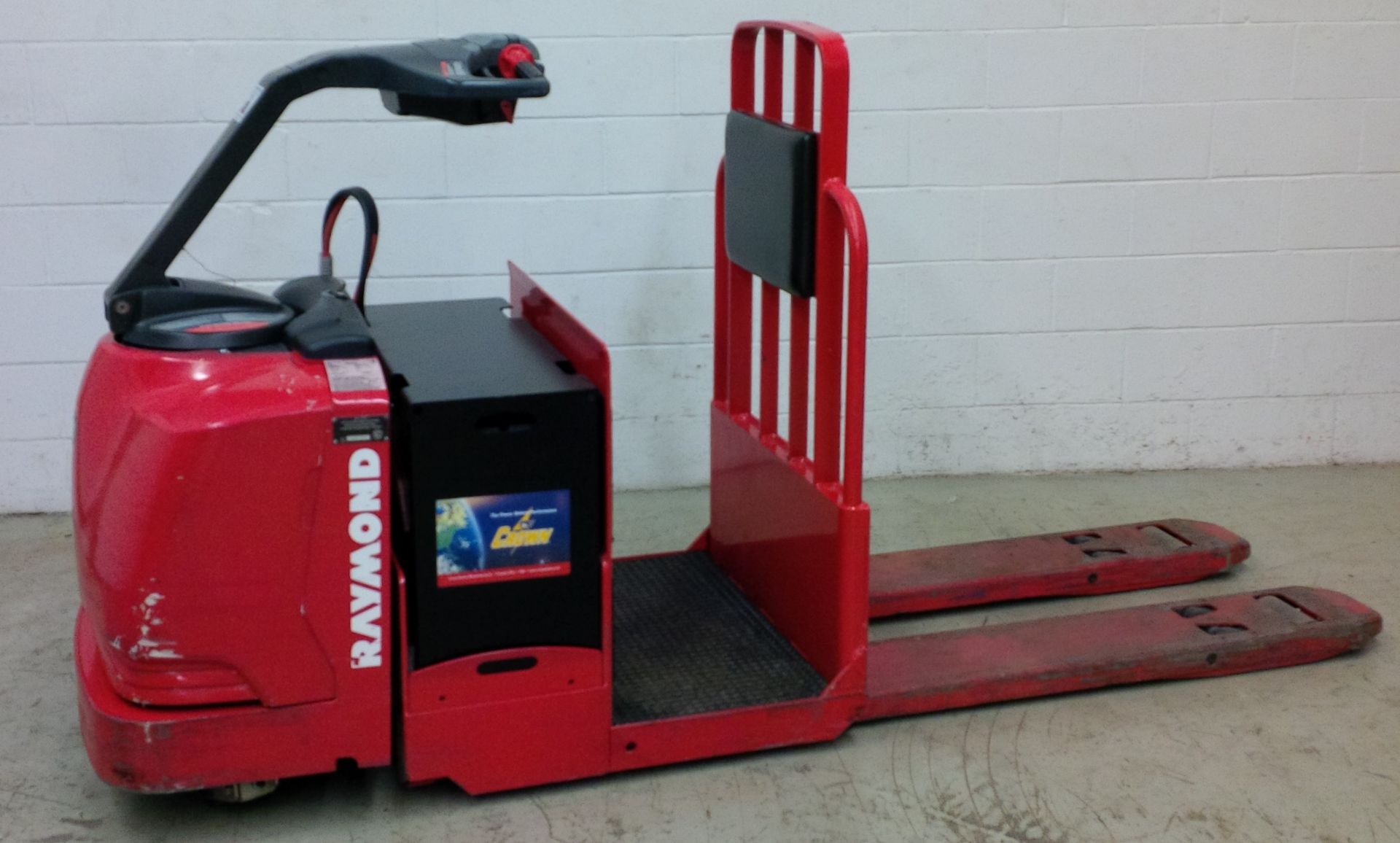 RAYMOND (2008) 8500 24V ELECTRIC RIDE-ON PALLET JACK WITH 6000 LB. CAPACITY, HAWKER POWER GUARD - Image 2 of 5