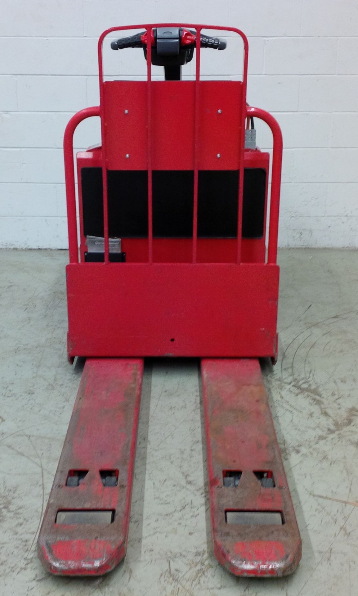 RAYMOND (2008) 8500 24V ELECTRIC RIDE-ON PALLET JACK WITH 6000 LB. CAPACITY, HAWKER POWER GUARD - Image 3 of 5
