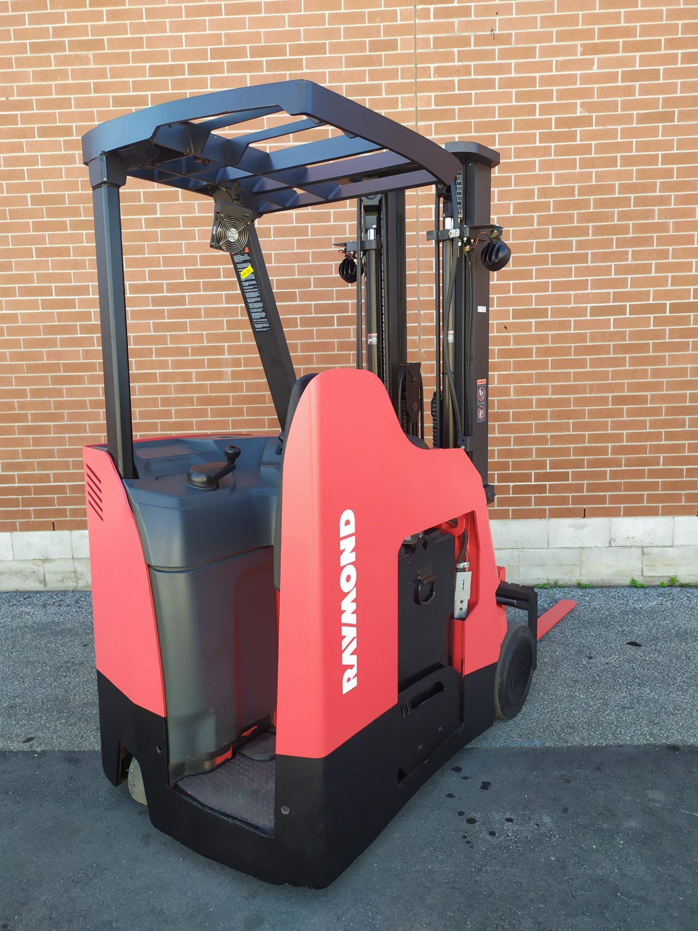 RAYMOND (2016) 4250-C40TT 36V ELECTRIC REACH TRUCK WITH 4000 LB. CAPACITY, 224" MAX. VERTICAL - Image 4 of 7