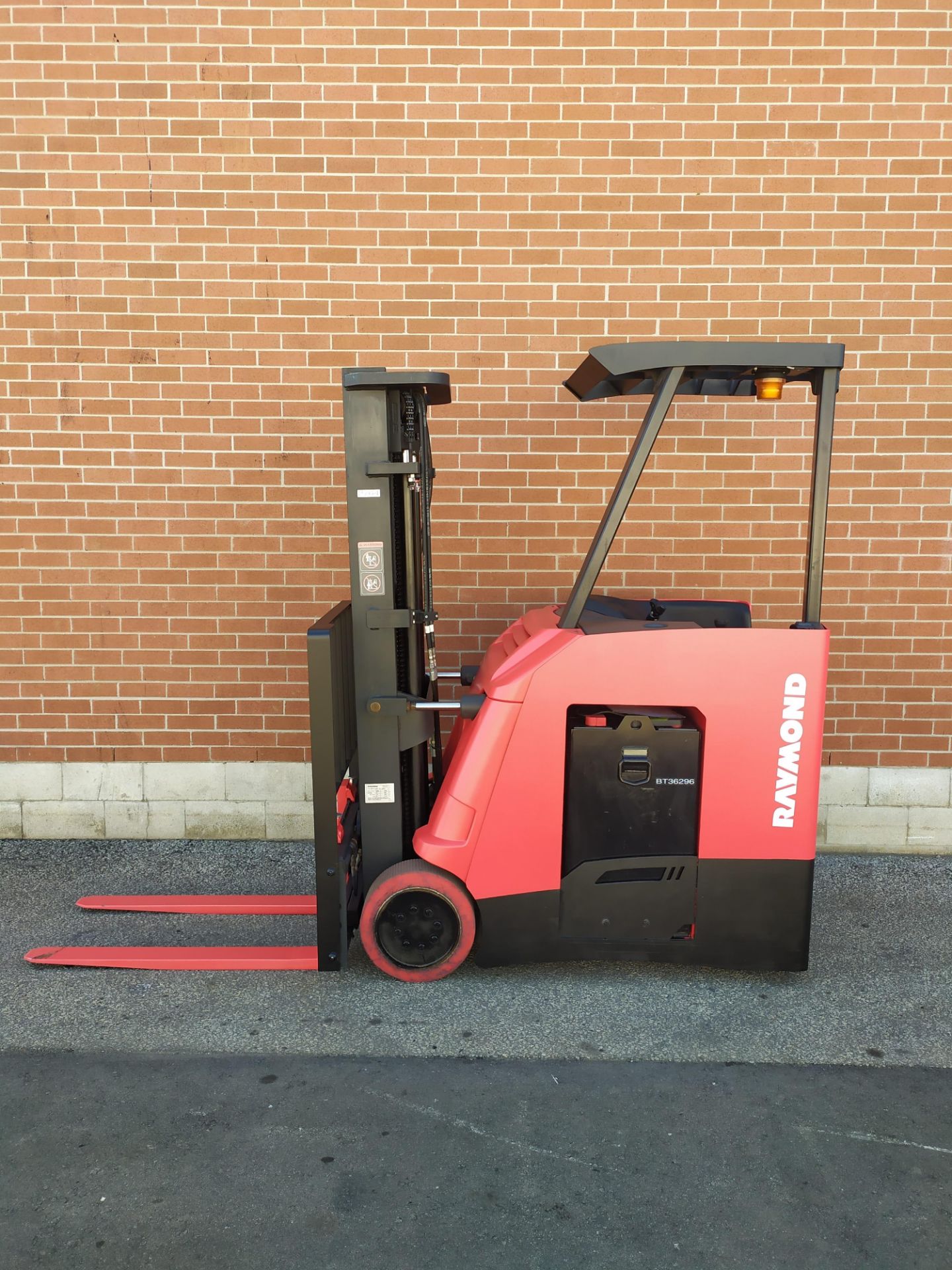 RAYMOND (2013) 4250 36V ELECTRIC REACH TRUCK WITH 3000 LB. CAPACITY, 191" MAX. VERTICAL LIFT, 11,224 - Image 2 of 7