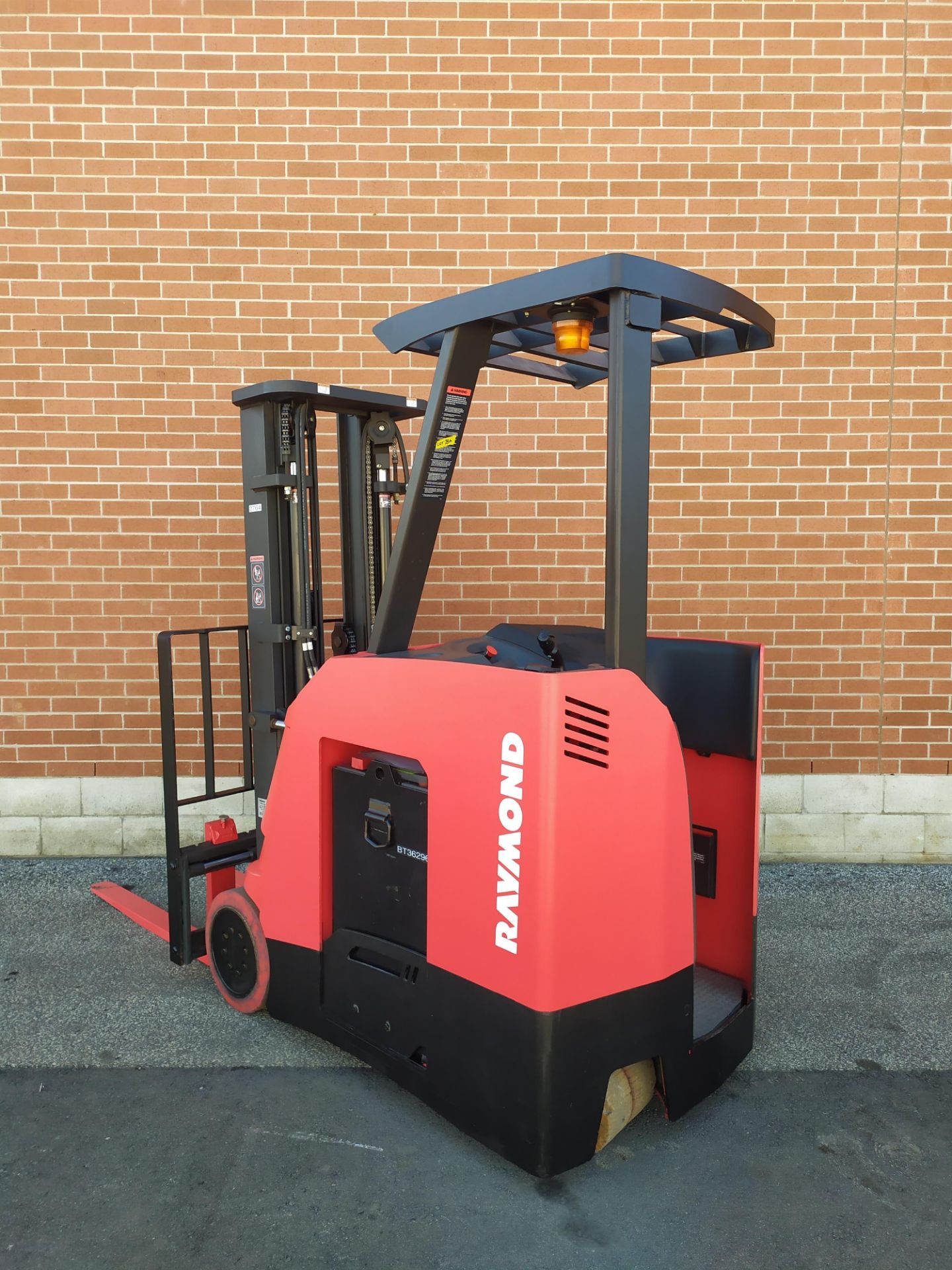 RAYMOND (2013) 4250 36V ELECTRIC REACH TRUCK WITH 3000 LB. CAPACITY, 191" MAX. VERTICAL LIFT, 11,224 - Image 4 of 7