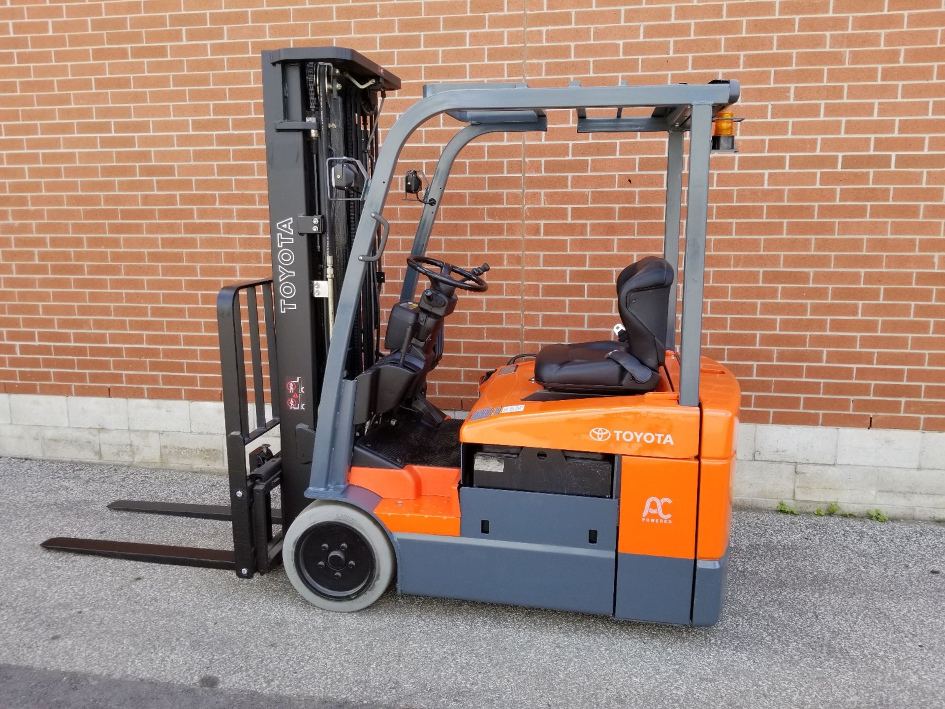 TOYOTA (2011) 7FBEU15 36V 3-WHEEL ELECTRIC FORKLIFT WITH 3000 LB. CAPACITY, 189" MAX. VERTICAL LIFT,