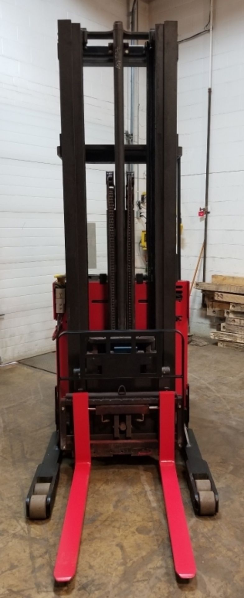 RAYMOND (1998) EZ-R40TT 36V ELECTRIC REACH TRUCK WITH 4000 LB. CAPACITY, 268" MAX. VERTICAL LIFT, - Image 3 of 5