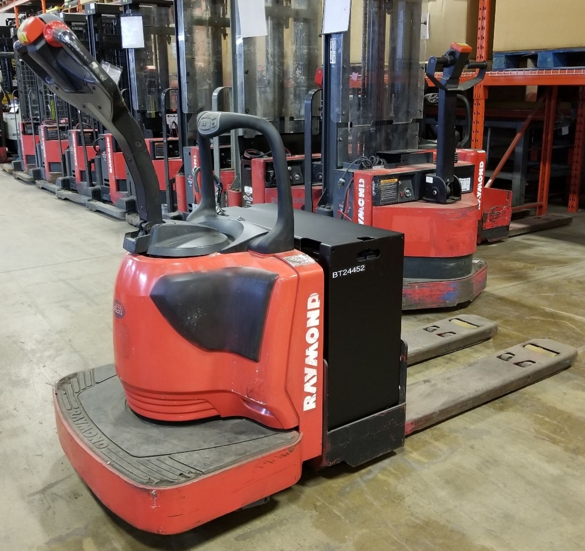 RAYMOND (2011) 8400 24V ELECTRIC RIDE-ON PALLET JACK WITH 6000 LB. CAPACITY, 6988 HOURS (RECORDED AT - Image 2 of 4
