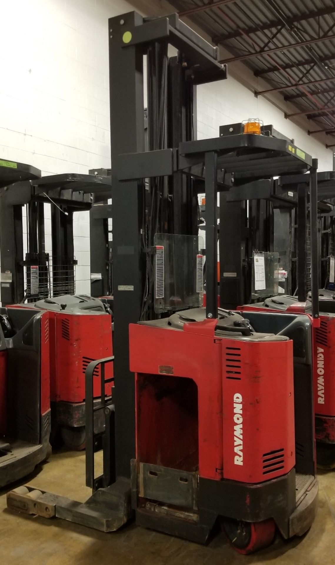 RAYMOND (1994) EZ-R40TT 36V ELECTRIC REACH TRUCK WITH 4000 LB. CAPACITY, 286" MAX. VERTICAL LIFT, - Image 2 of 3