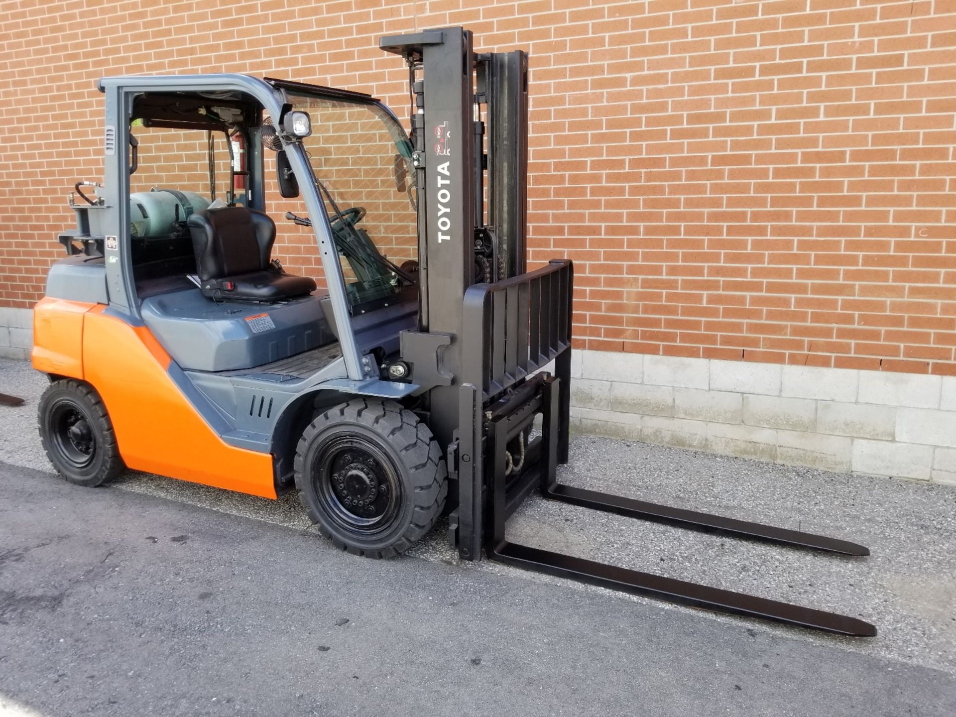 TOYOTA (2014) 8FG35U LPG FORKLIFT WITH 8000 LB. CAPACITY, 132" MAX. VERTICAL LIFT, SIDE SHIFT,
