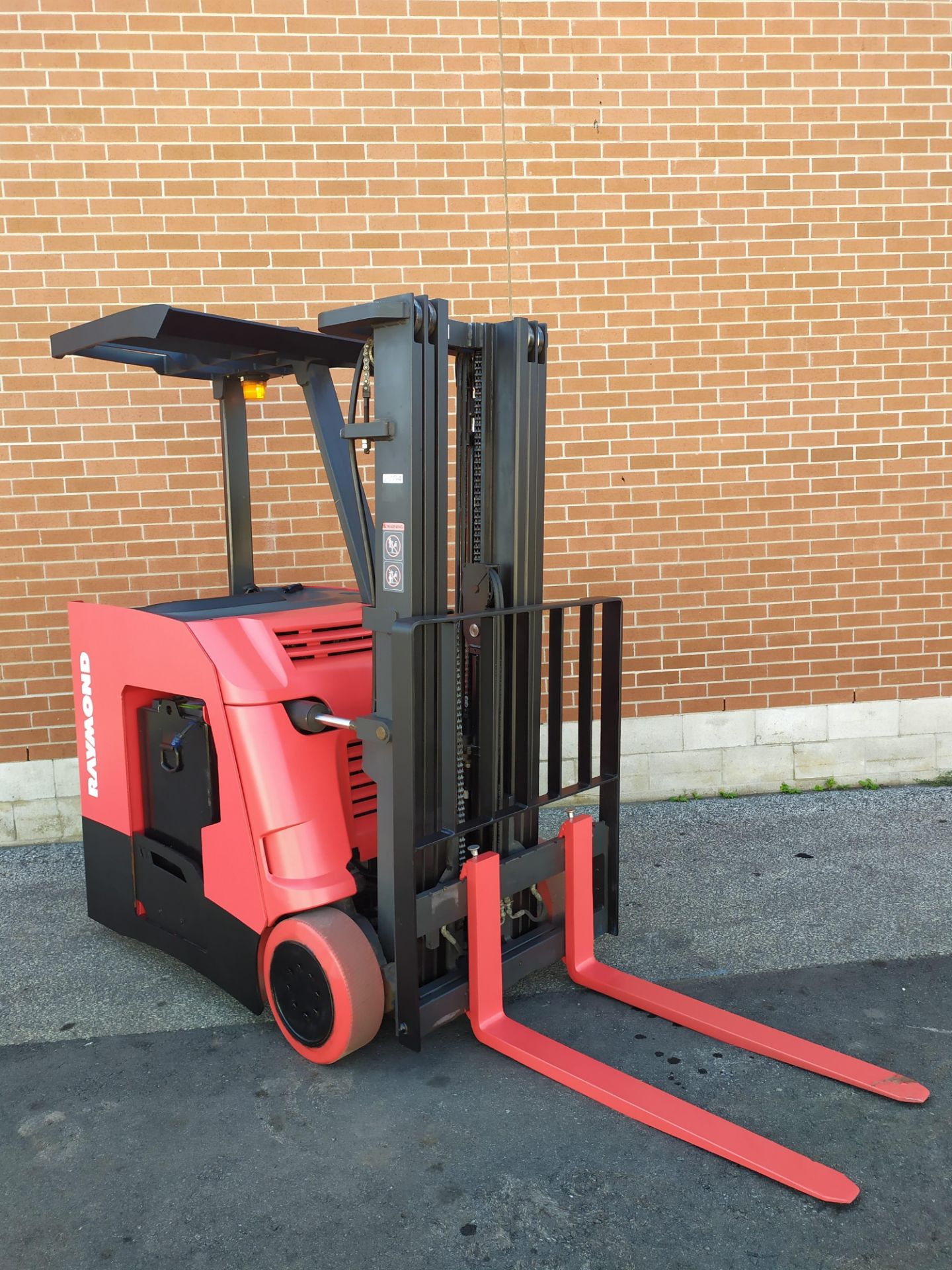 RAYMOND (2013) 4250 36V ELECTRIC REACH TRUCK WITH 3000 LB. CAPACITY, 191" MAX. VERTICAL LIFT, 11,224