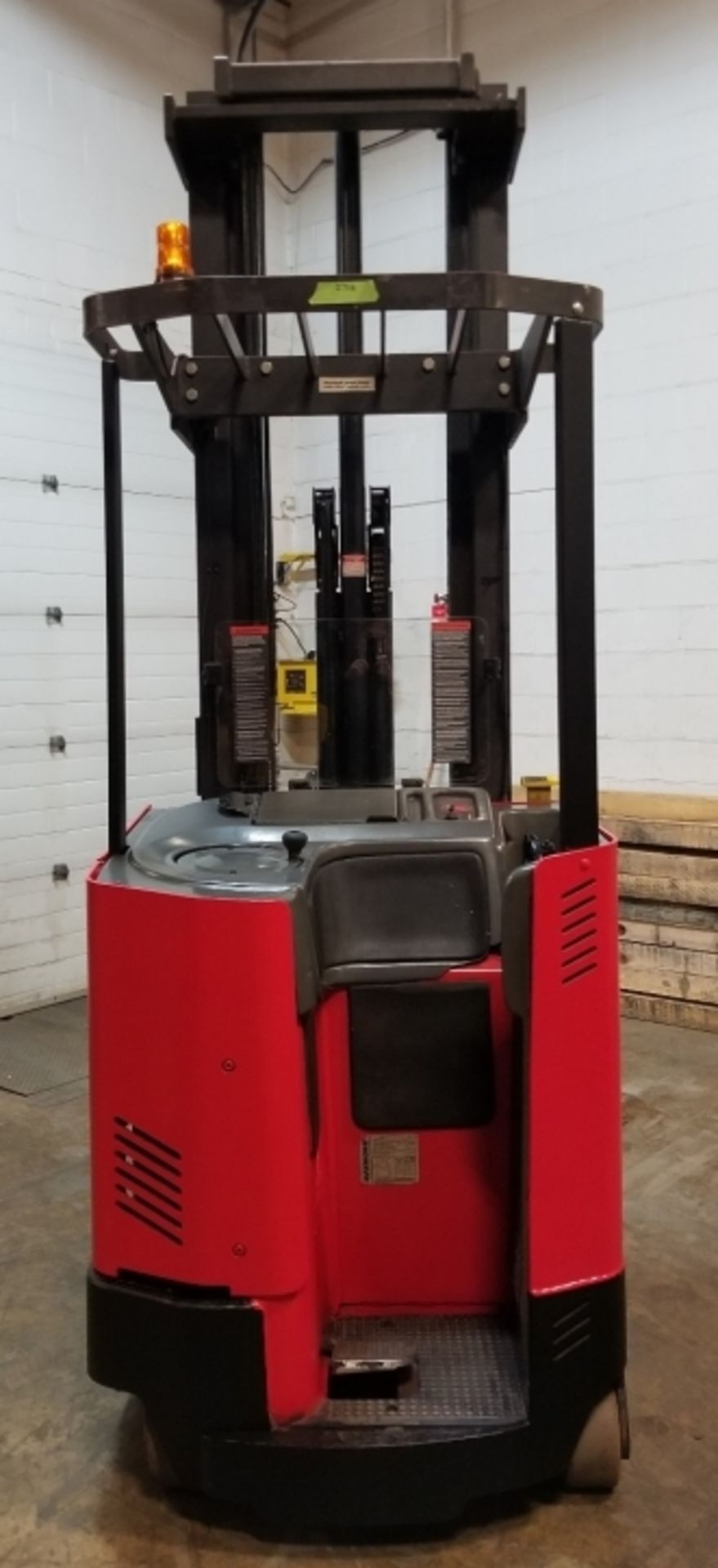 RAYMOND (1998) EZ-R40TT 36V ELECTRIC REACH TRUCK WITH 4000 LB. CAPACITY, 268" MAX. VERTICAL LIFT, - Image 4 of 5
