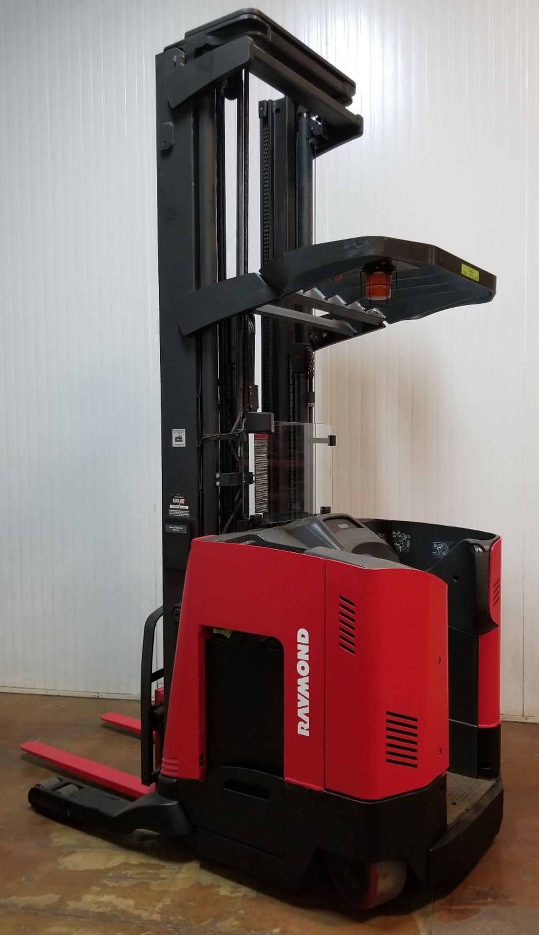 RAYMOND (2006) 7400-35RTT 36V ELECTRIC REACH TRUCK WITH 3500 LB. CAPACITY, 300" MAX. VERTICAL LIFT - Image 2 of 8