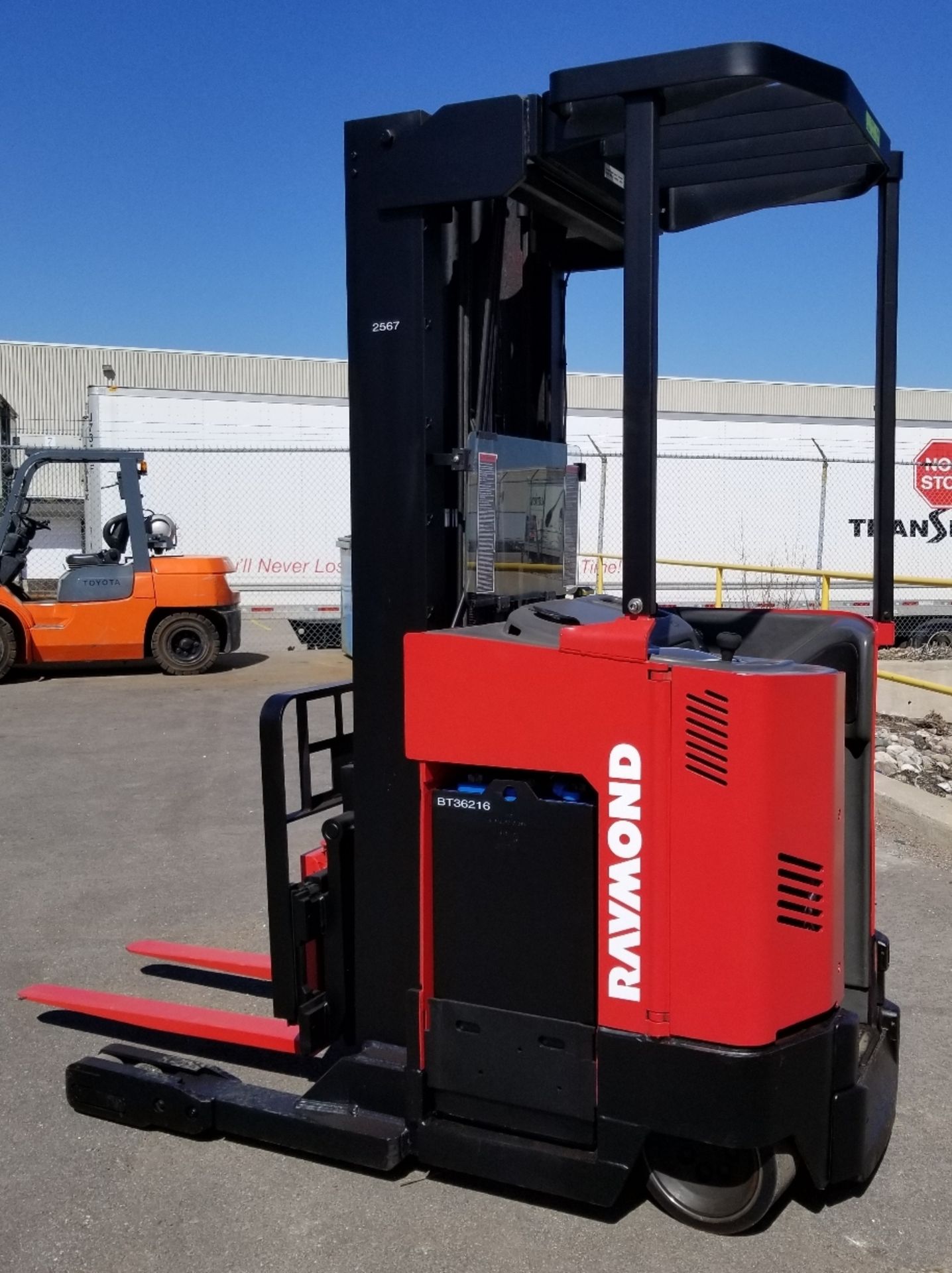 RAYMOND (2006) EZ-R40TT 36V ELECTRIC REACH TRUCK WITH 4000 LB. CAPACITY, 210" MAX. VERTICAL LIFT,