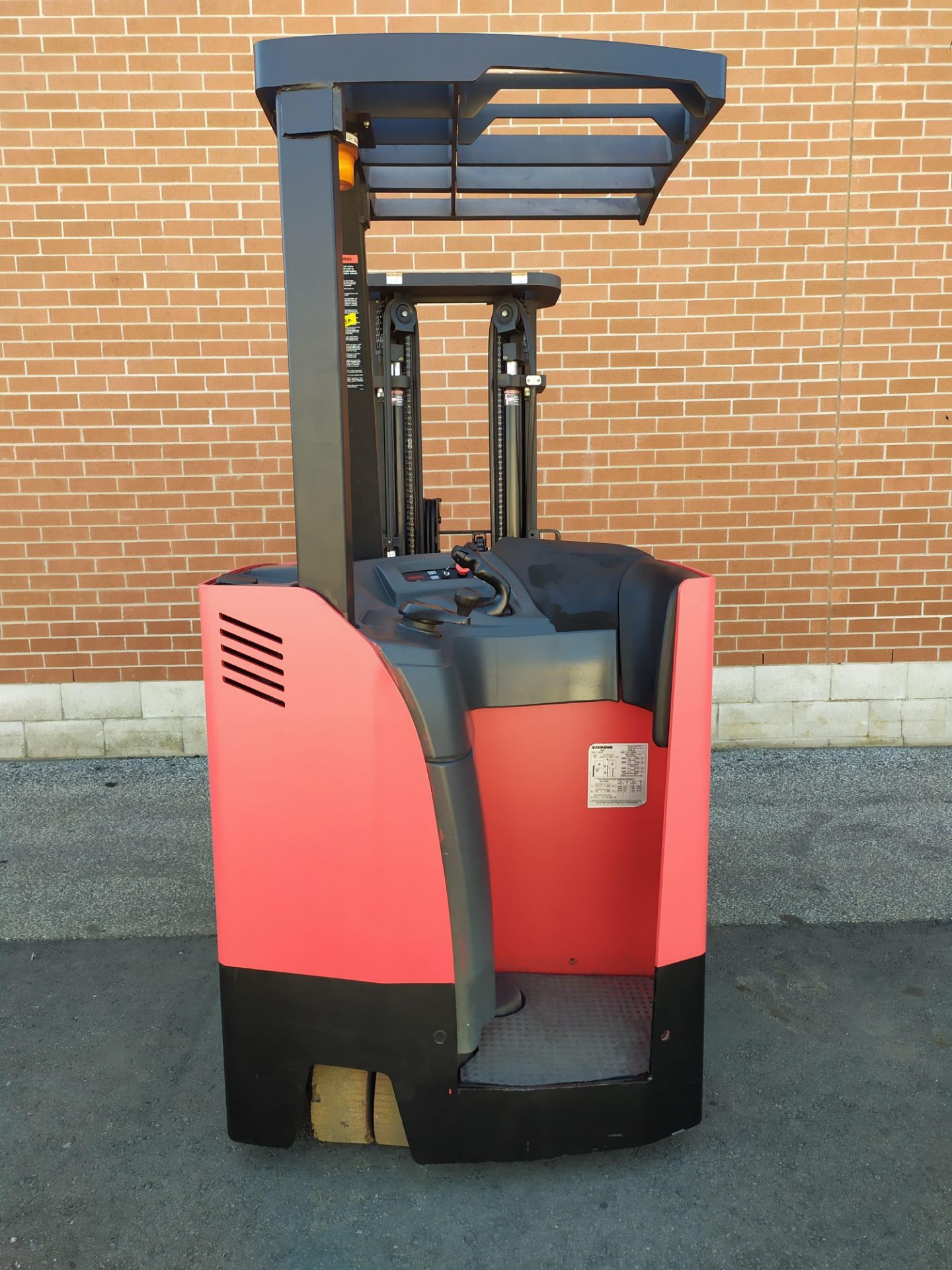 RAYMOND (2013) 4250 36V ELECTRIC REACH TRUCK WITH 3000 LB. CAPACITY, 191" MAX. VERTICAL LIFT, 11,224 - Image 6 of 7