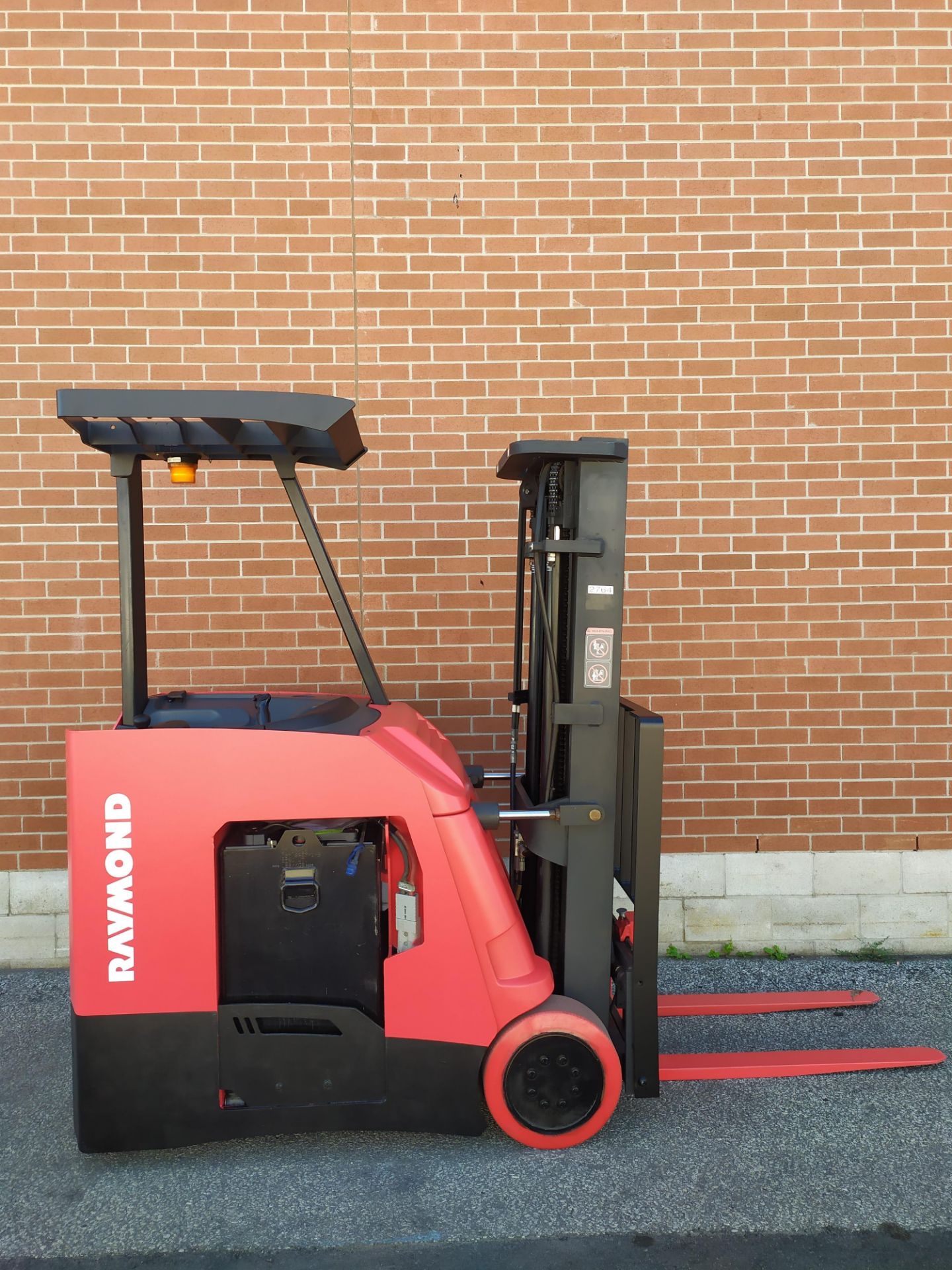 RAYMOND (2013) 4250 36V ELECTRIC REACH TRUCK WITH 3000 LB. CAPACITY, 191" MAX. VERTICAL LIFT, 11,224 - Image 3 of 7