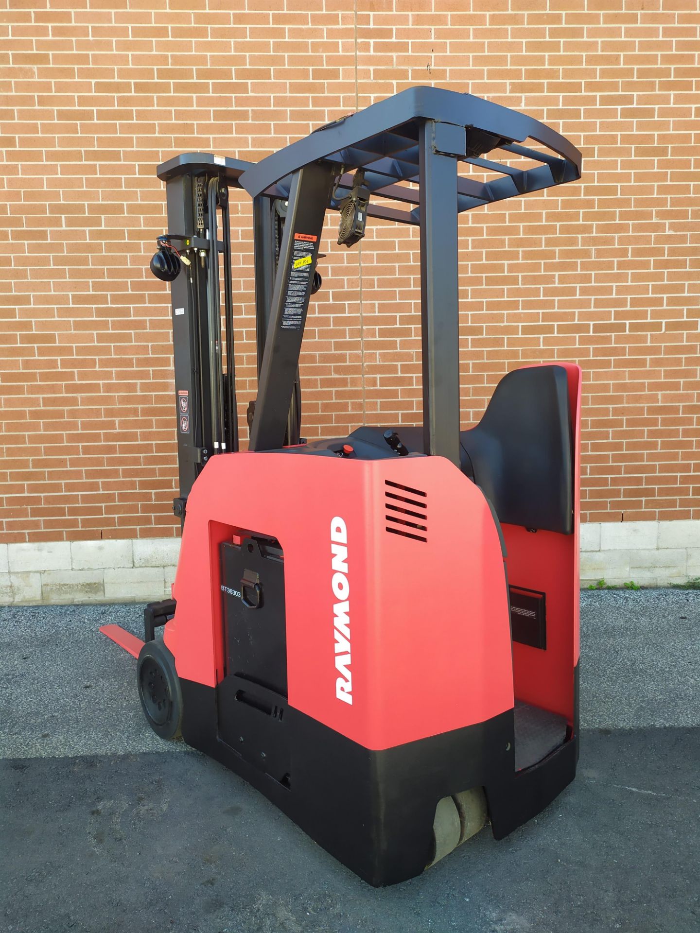 RAYMOND (2016) 4250-C40TT 36V ELECTRIC REACH TRUCK WITH 4000 LB. CAPACITY, 224" MAX. VERTICAL - Image 5 of 7