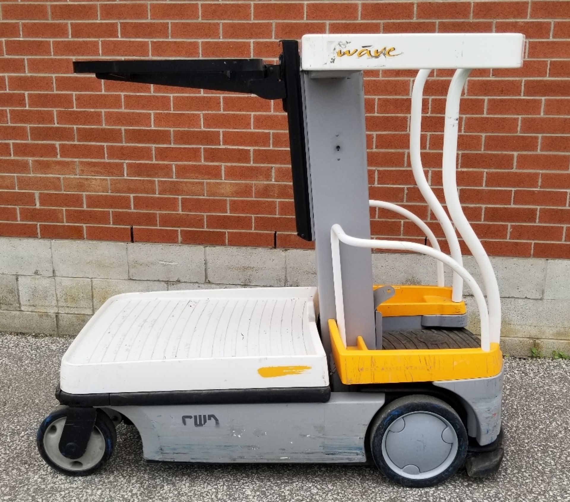 CROWN (2015) WAV50-118 24V ELECTRIC ORDER PICKER WITH 500 LB. CAPACITY, 118" VERTICAL LIFT, BUILT-IN - Image 2 of 5