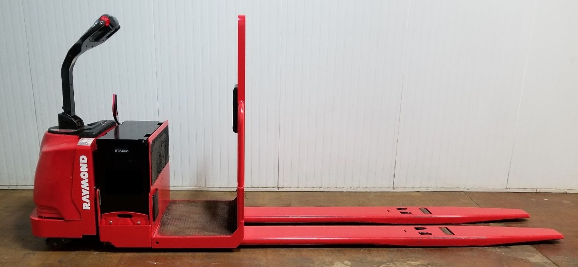 RAYMOND (2012) 8500 24V ELECTRIC RIDE-ON PALLET JACK WITH 6000 LB. CAPACITY, 4438 DRIVE HOURS (