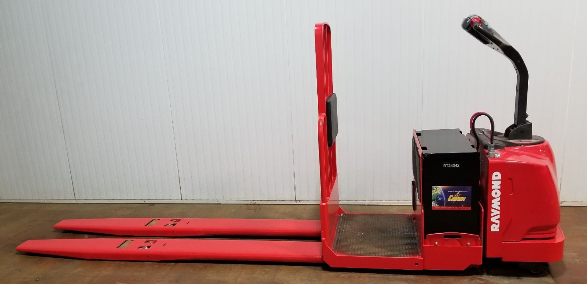 RAYMOND (2012) 8500 24V ELECTRIC RIDE-ON PALLET JACK WITH 6000 LB. CAPACITY, 4047 DRIVE HOURS (