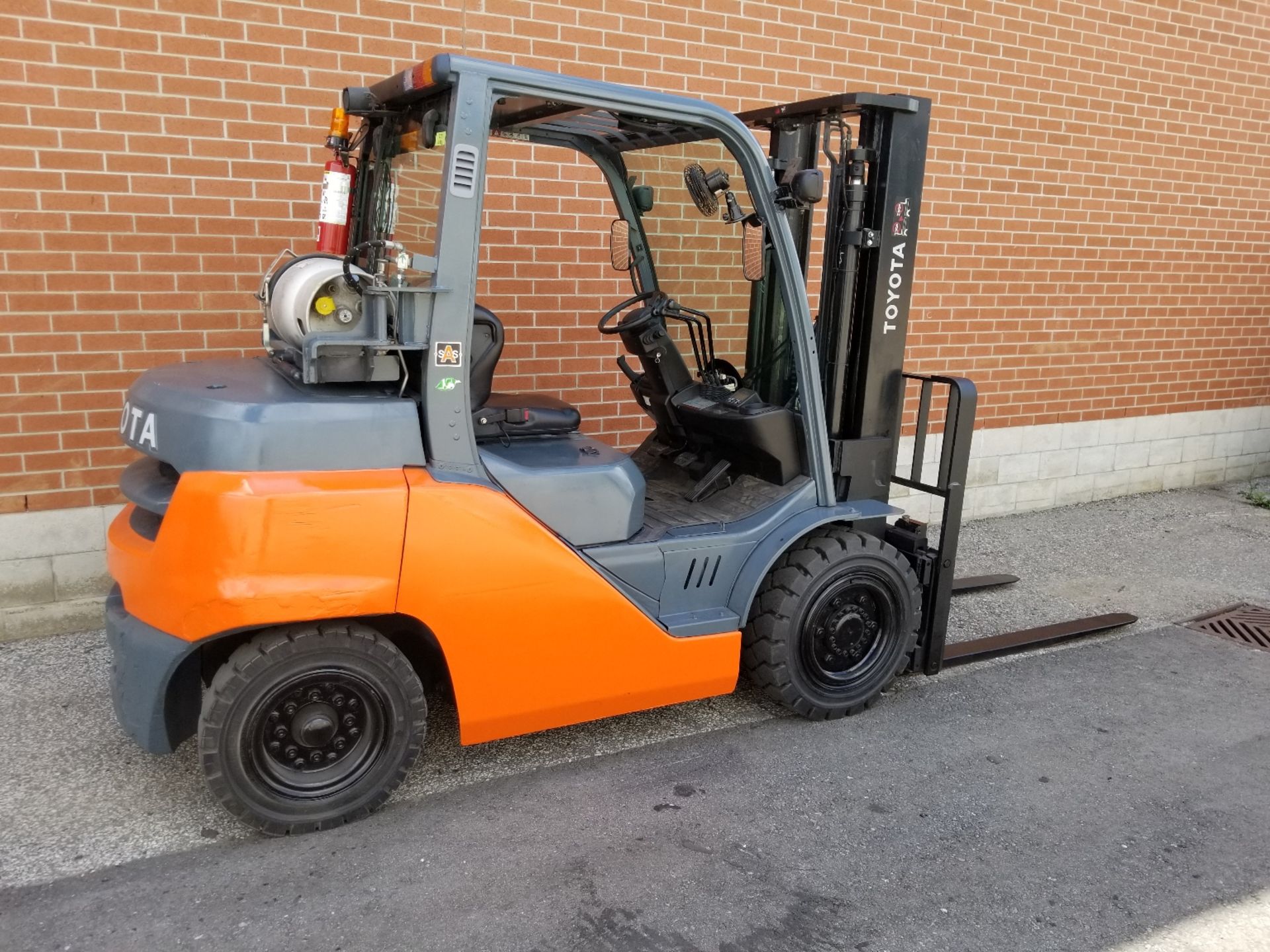 TOYOTA (2014) 8FG35U LPG FORKLIFT WITH 8000 LB. CAPACITY, 132" MAX. VERTICAL LIFT, SIDE SHIFT, - Image 2 of 3