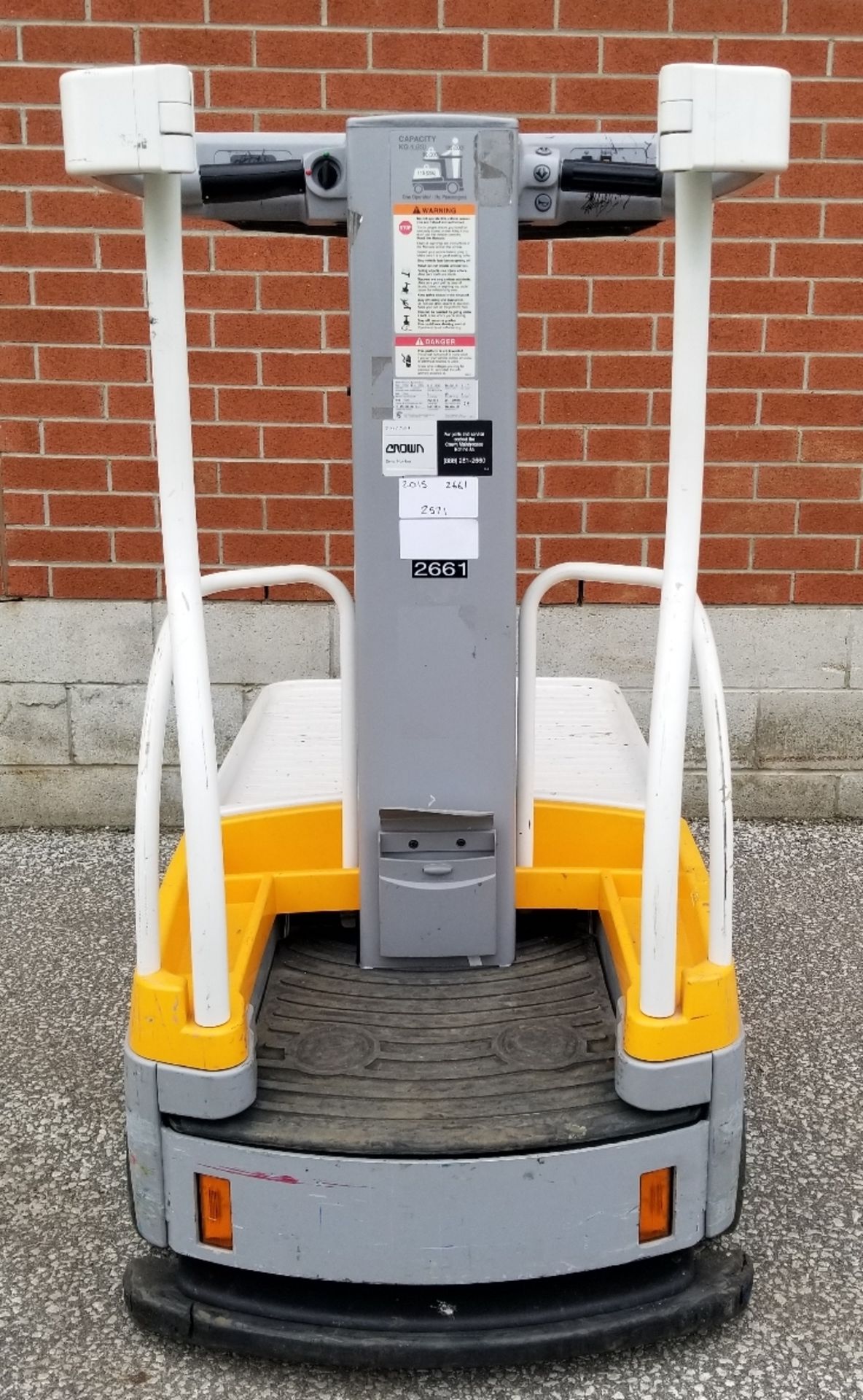 CROWN (2015) WAV50-118 24V ELECTRIC ORDER PICKER WITH 500 LB. CAPACITY, 118" VERTICAL LIFT, BUILT-IN - Image 4 of 5