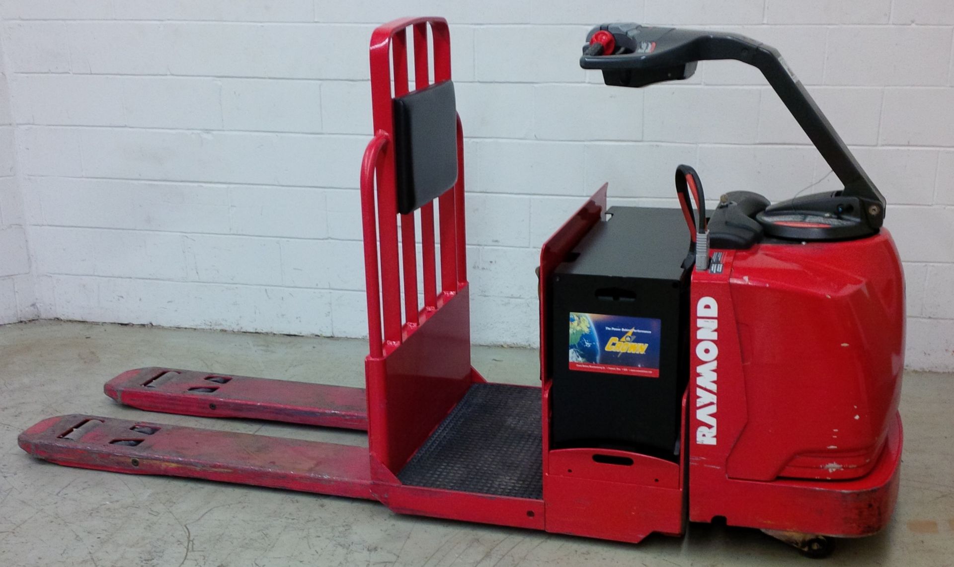 RAYMOND (2008) 8500 24V ELECTRIC RIDE-ON PALLET JACK WITH 6000 LB. CAPACITY, HAWKER POWER GUARD