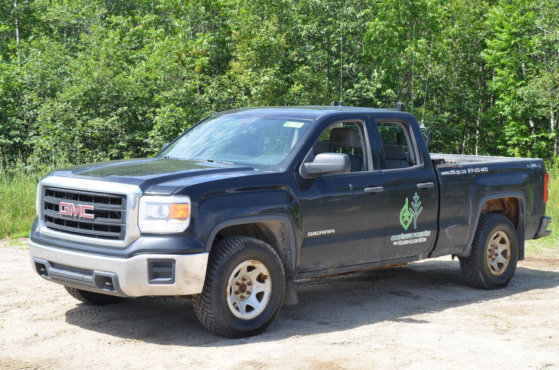 GMC (2015) SIERRA 1500 SLE EXTENDED CAB FOUR DOOR PICKUP TRUCK WITH 5.3LITER V8 GAS ENGINE, AUTO