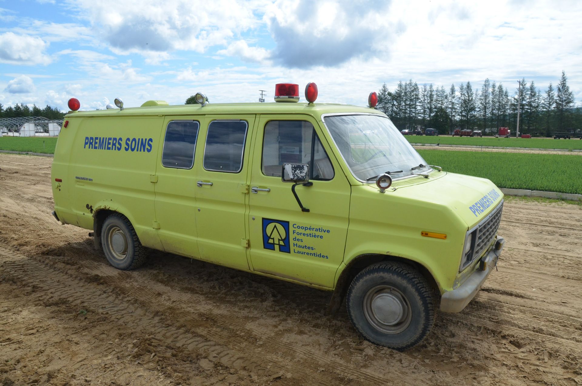 FORD (1979) E 150 VAN WITH GAS ENGINE, AUTOMATIC TRANSMISSION, REAR WHEEL DRIVE, WORKING AMBULANCE - Image 5 of 7