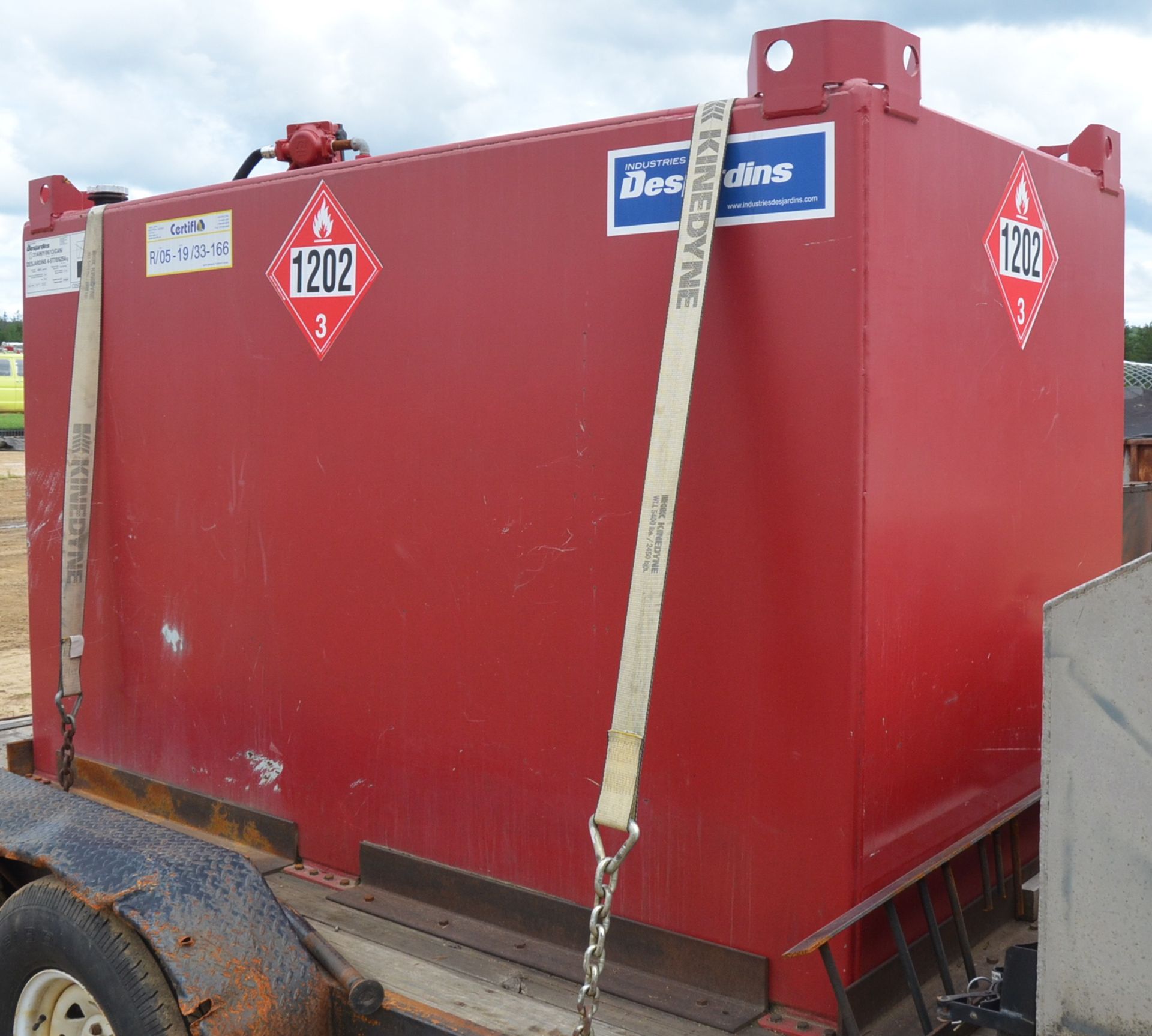 DESJARDINS INDUSTRIES 5,000LITER CAPACITY FUEL TANK WITH METERED DISPENSING PUMP WITH HOSE AND - Image 4 of 5