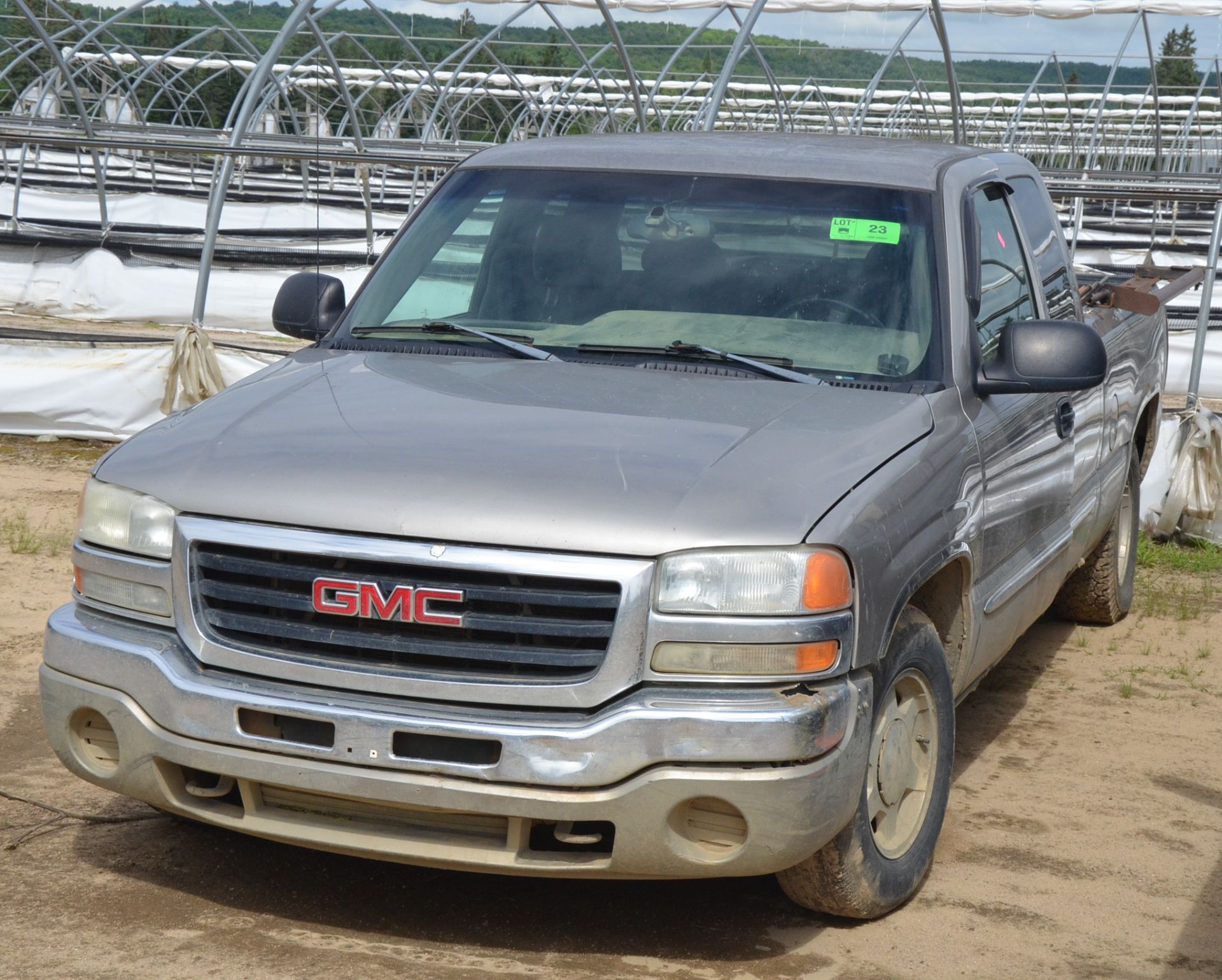 GMC (2003) SIERRA 1500 EXTENDED CAB PICKUP TRUCK WITH 4.8LITER GAS ENGINE, AUTO TRANSMISSION, REAR