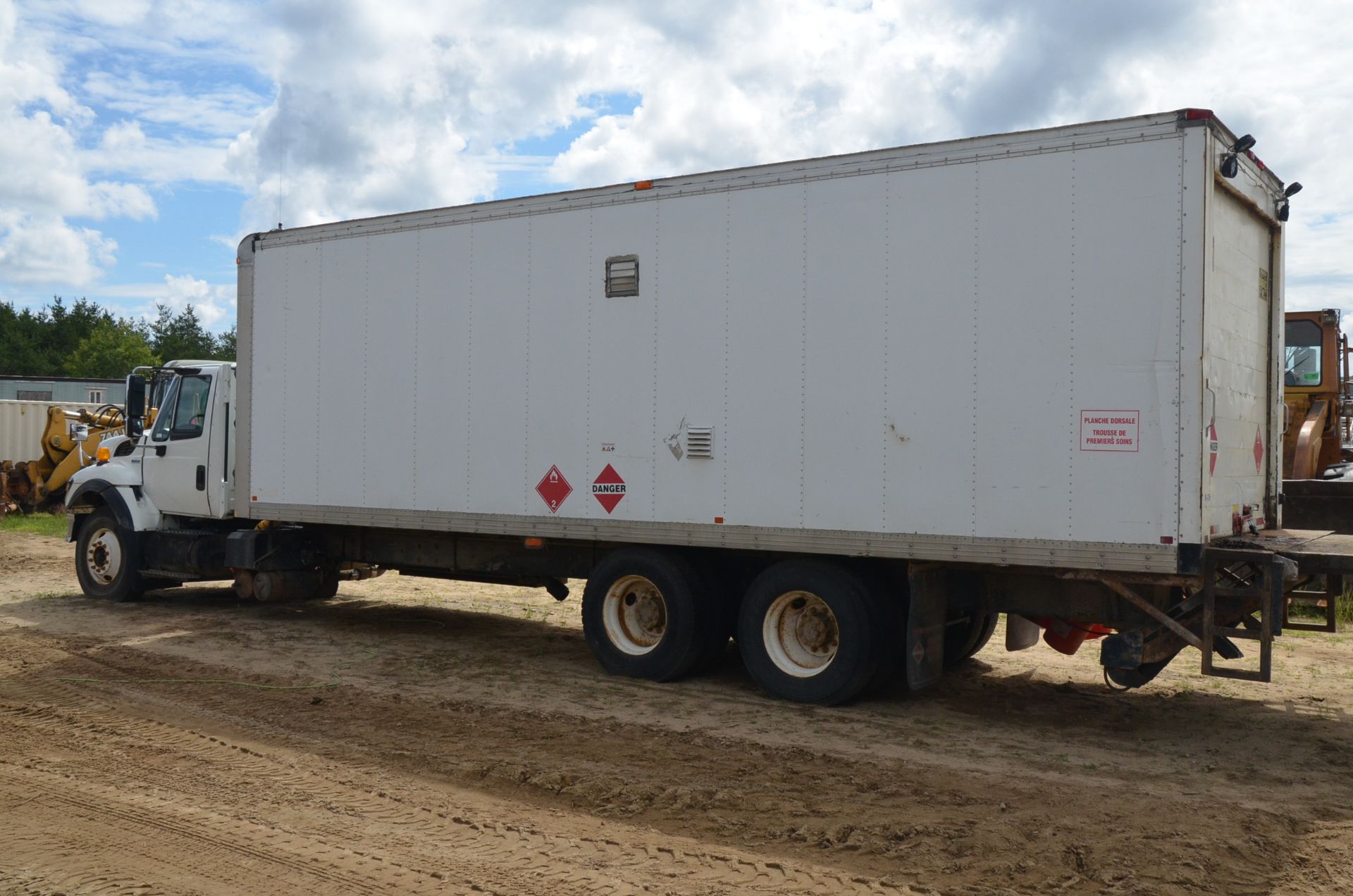 INTERNATIONAL (2008) 7400SBA 6X4 TANDEM AXLE CUBE TRUCK WITH MAXFORCE 466 DT 7.6LITER TURBO DIESEL - Image 3 of 18