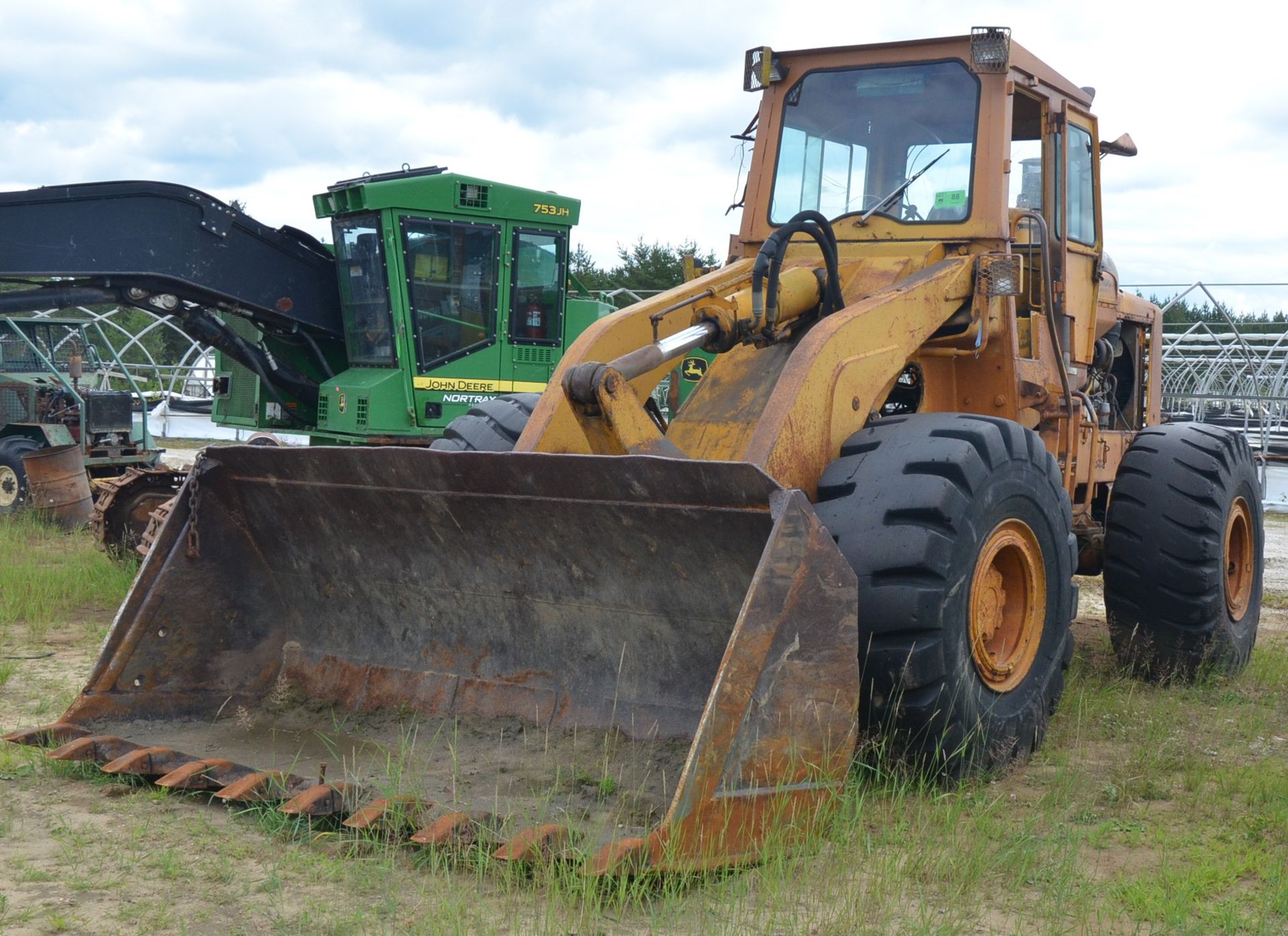 INTERNATIONAL HOUGH H-100 SERIES ARTICULATING FRONT END WHEEL LOADER WITH INTERNATIONAL UD-B17 250HP - Image 2 of 5