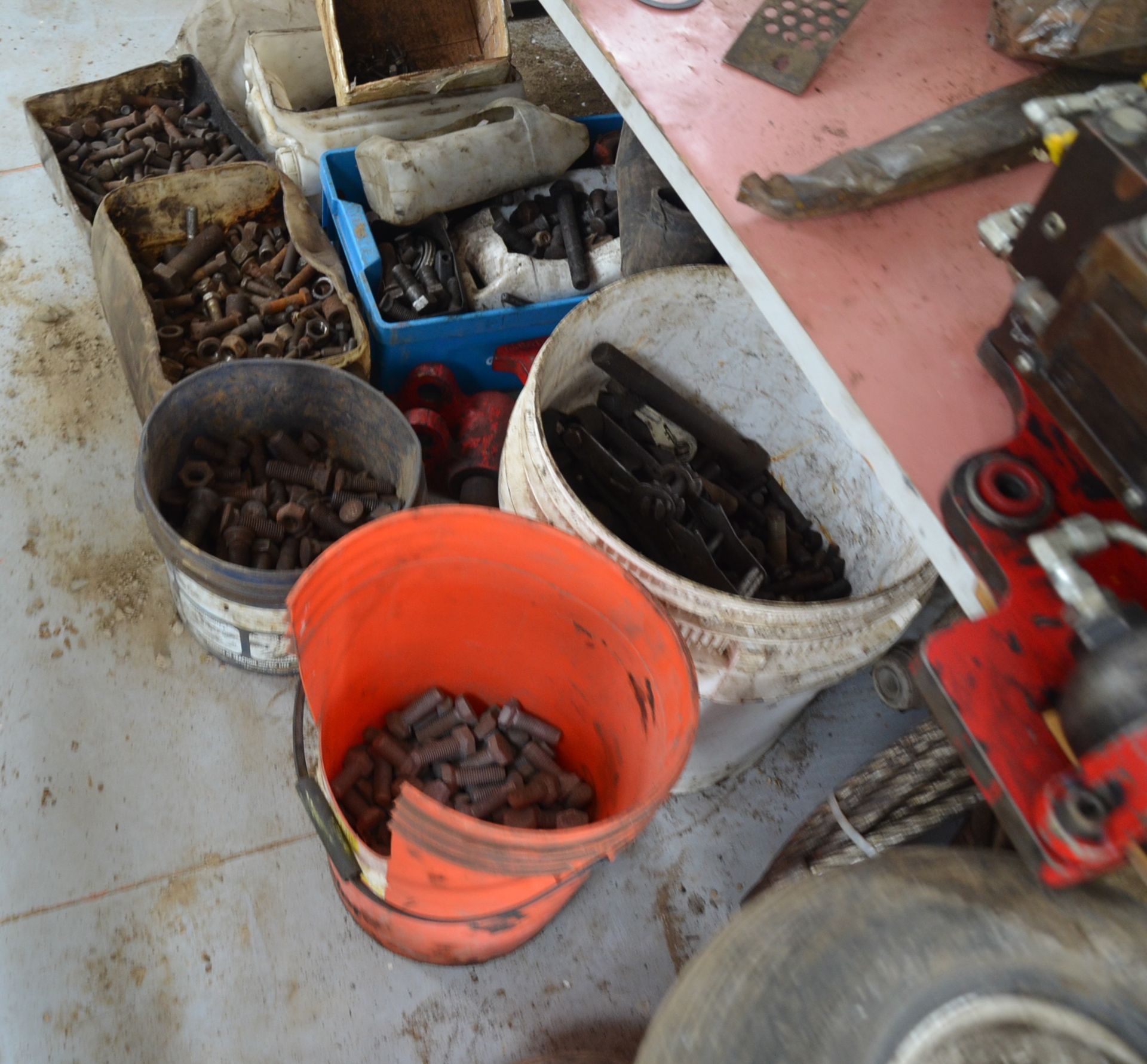 LOT/ BALANCE OF STORAGE TRAILER CONSISTING OF PARTS, COMPONENTS, HYDRAULIC CYLINDERS, HYDRAULIC - Image 6 of 8