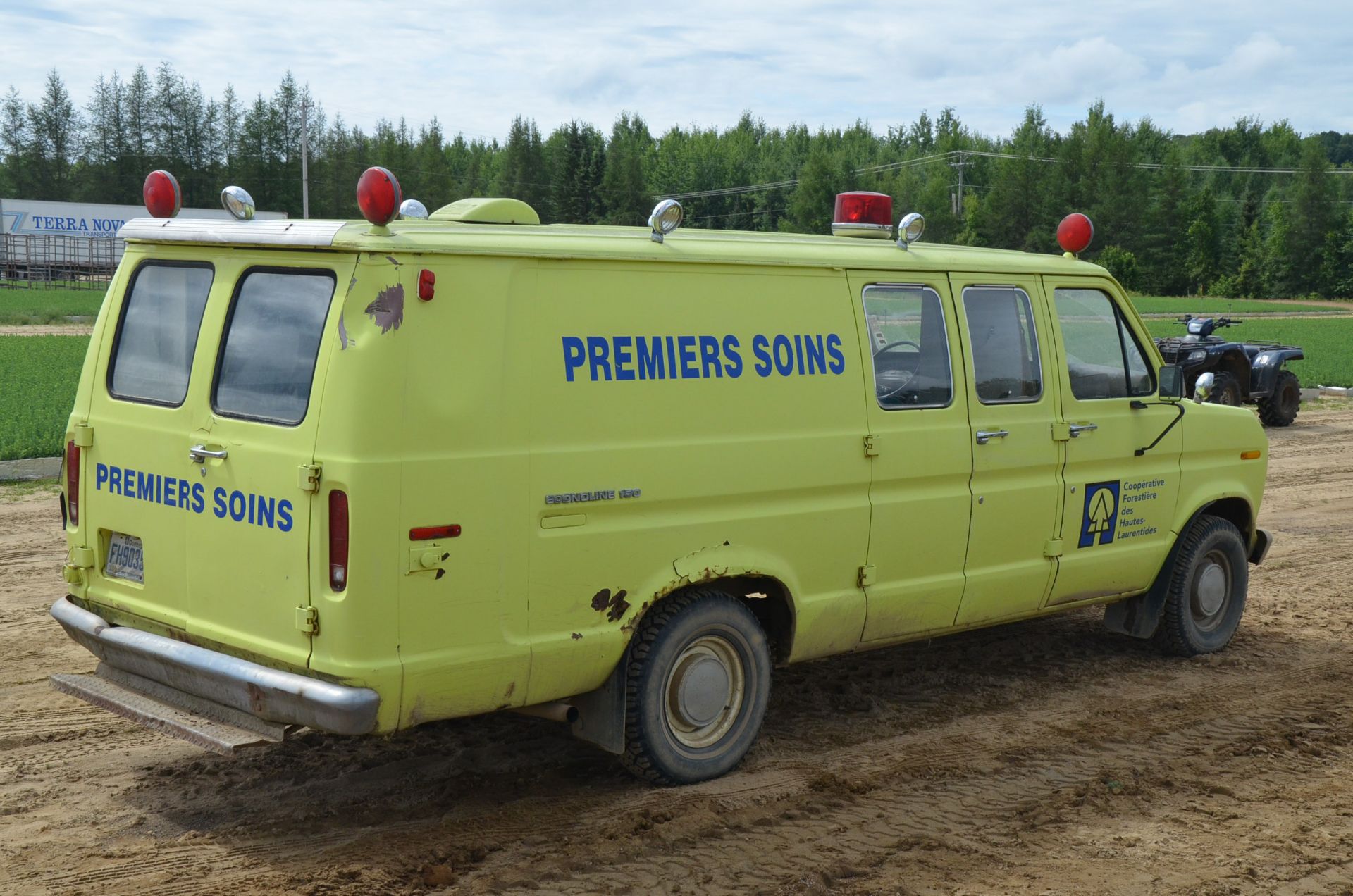 FORD (1979) E 150 VAN WITH GAS ENGINE, AUTOMATIC TRANSMISSION, REAR WHEEL DRIVE, WORKING AMBULANCE - Image 4 of 7