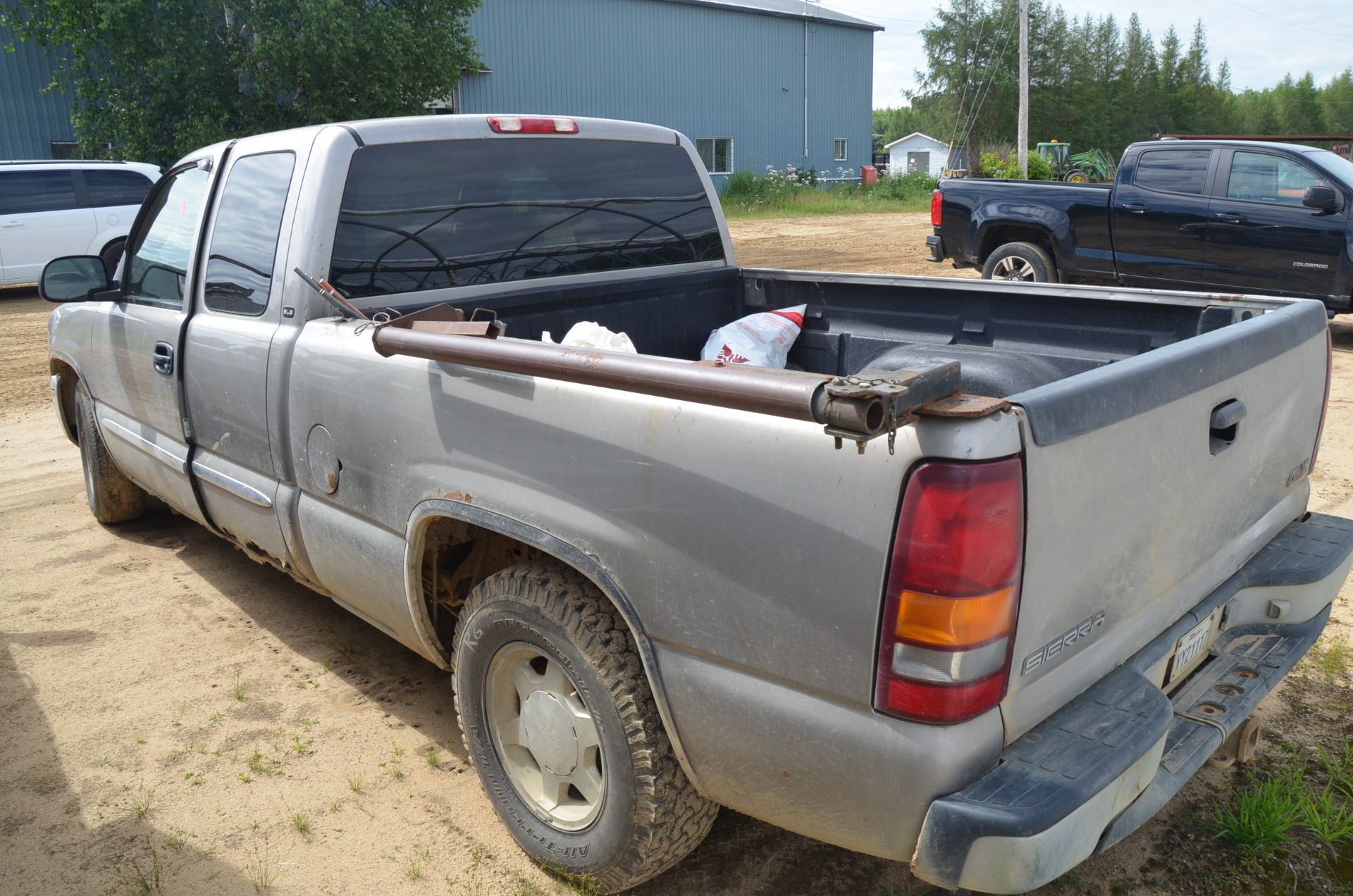 GMC (2003) SIERRA 1500 EXTENDED CAB PICKUP TRUCK WITH 4.8LITER GAS ENGINE, AUTO TRANSMISSION, REAR - Image 2 of 5