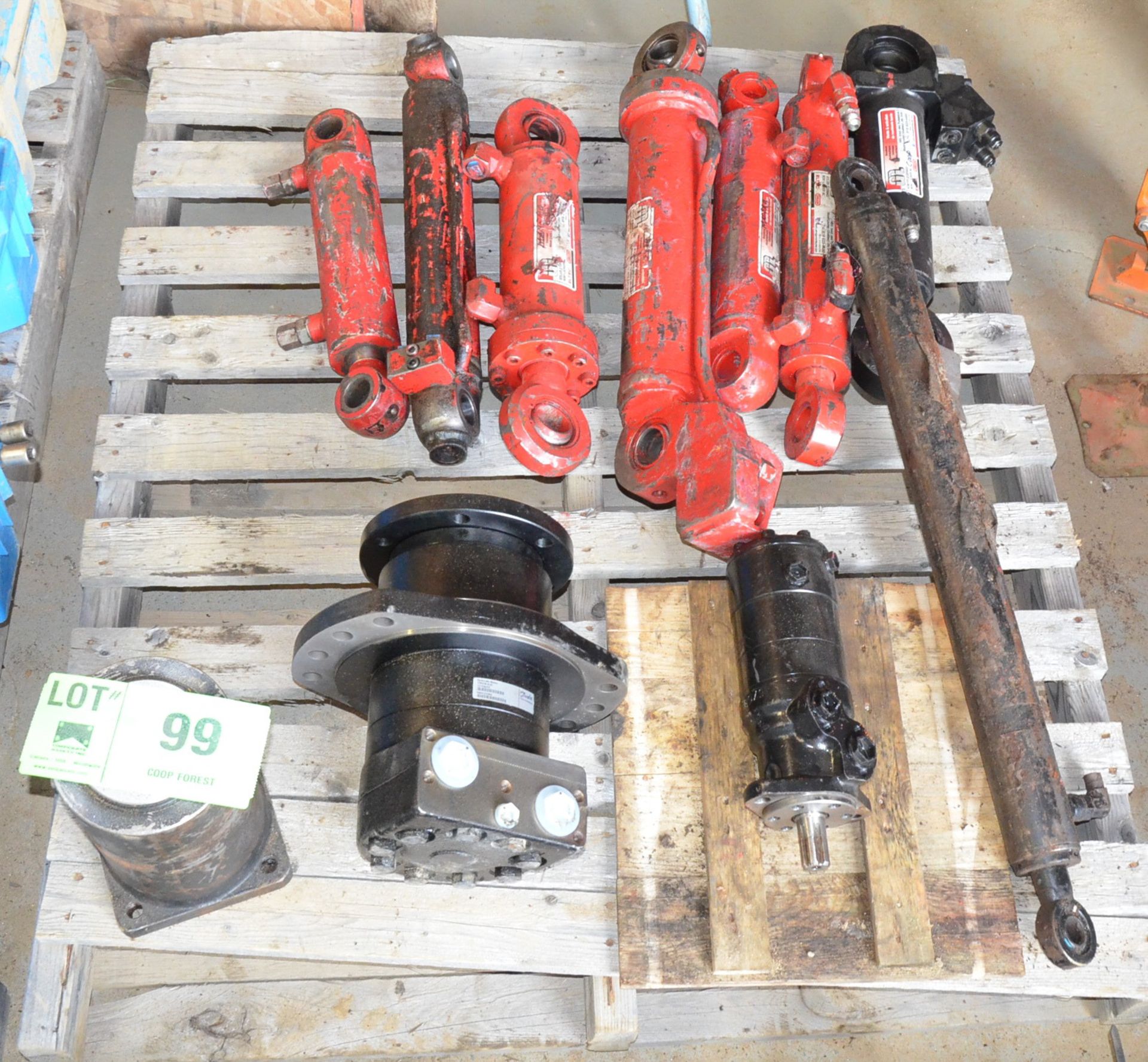 LOT/ JOHN DEERE HYDRAULIC CYLINDERS AND SPARE PARTS