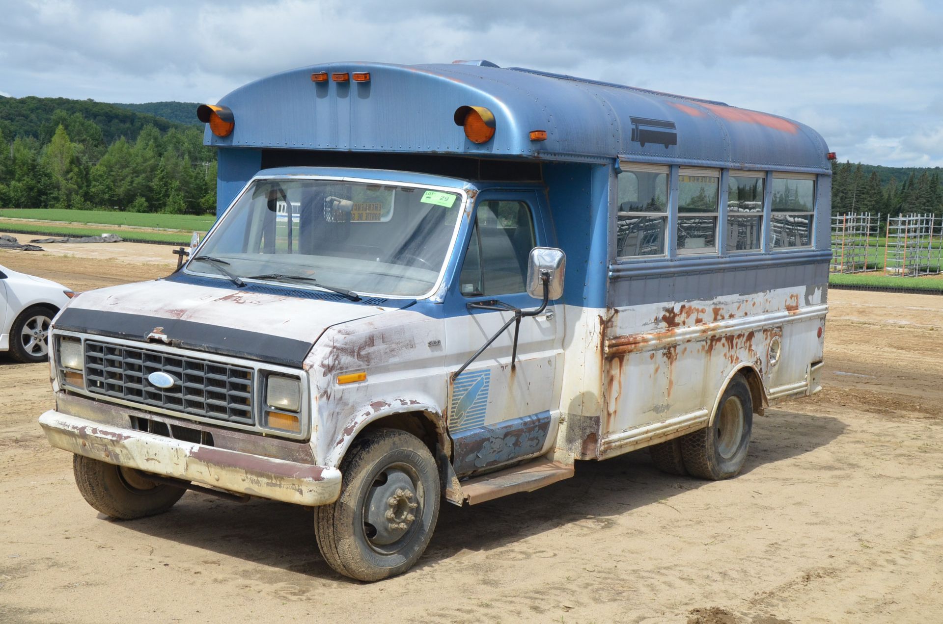 FORD (1984) ECONOLINE 350 (11) PASSENGER BUS WITH 5.8LITER GAS ENGINE, AUTOMATIC TRANSMISSION,