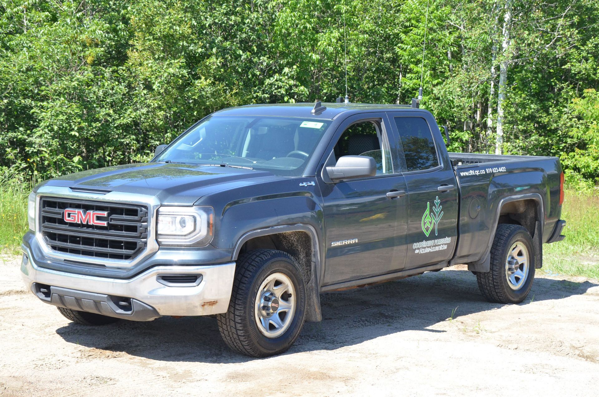 GMC (2017) SIERRA 1500 EXTENDED CAB FOUR DOOR PICKUP TRUCK WITH 5.3LITER V8 GAS ENGINE, AUTO