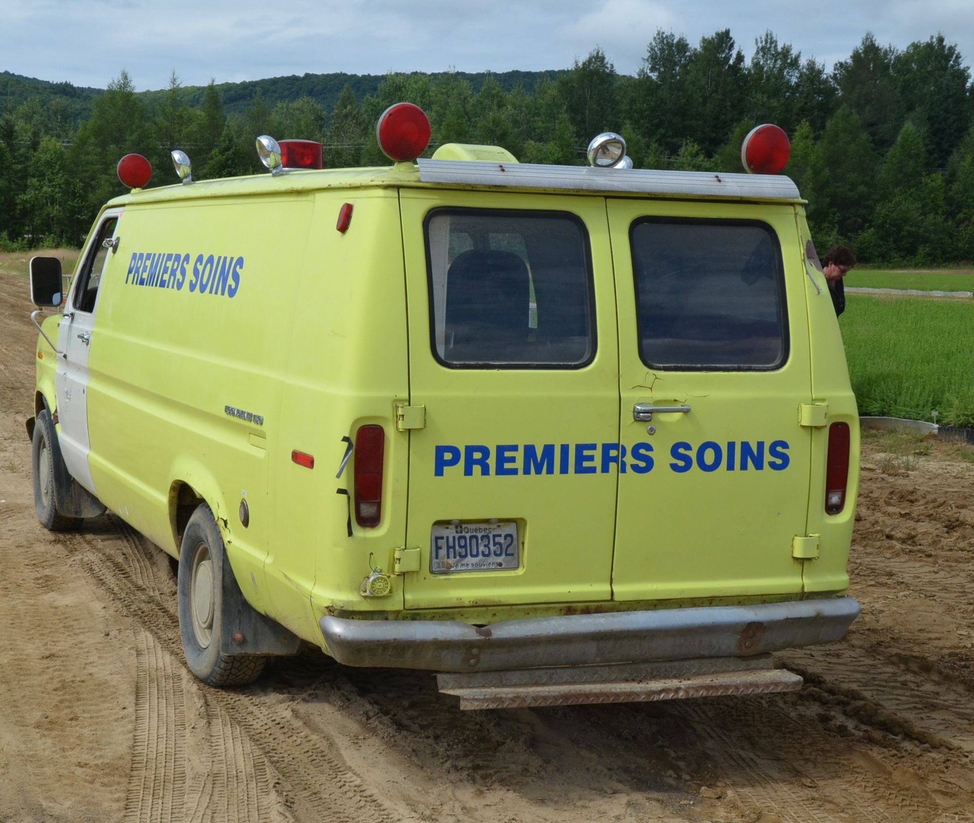 FORD (1979) E 150 VAN WITH GAS ENGINE, AUTOMATIC TRANSMISSION, REAR WHEEL DRIVE, WORKING AMBULANCE - Image 3 of 7