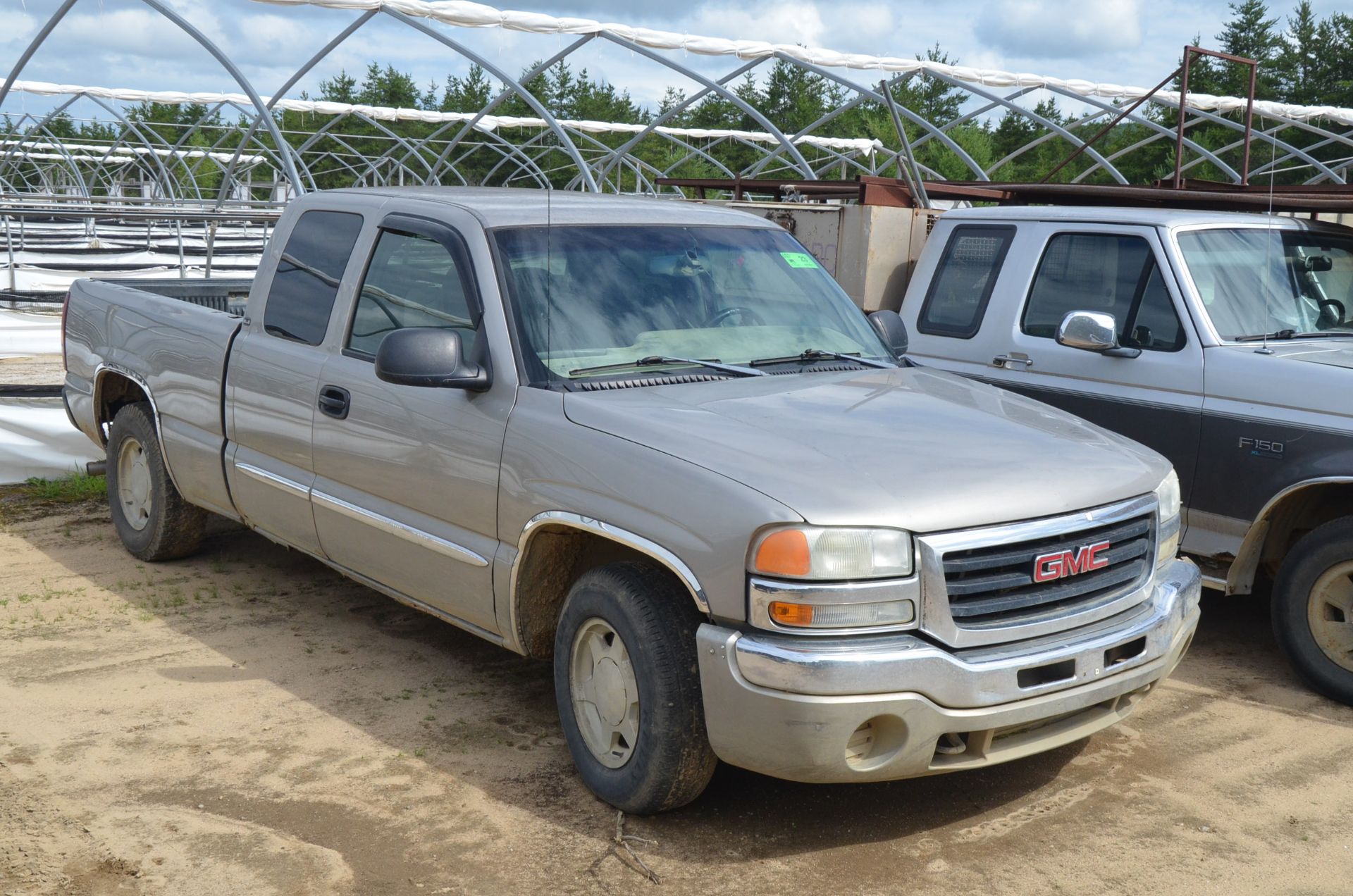 GMC (2003) SIERRA 1500 EXTENDED CAB PICKUP TRUCK WITH 4.8LITER GAS ENGINE, AUTO TRANSMISSION, REAR - Image 4 of 5